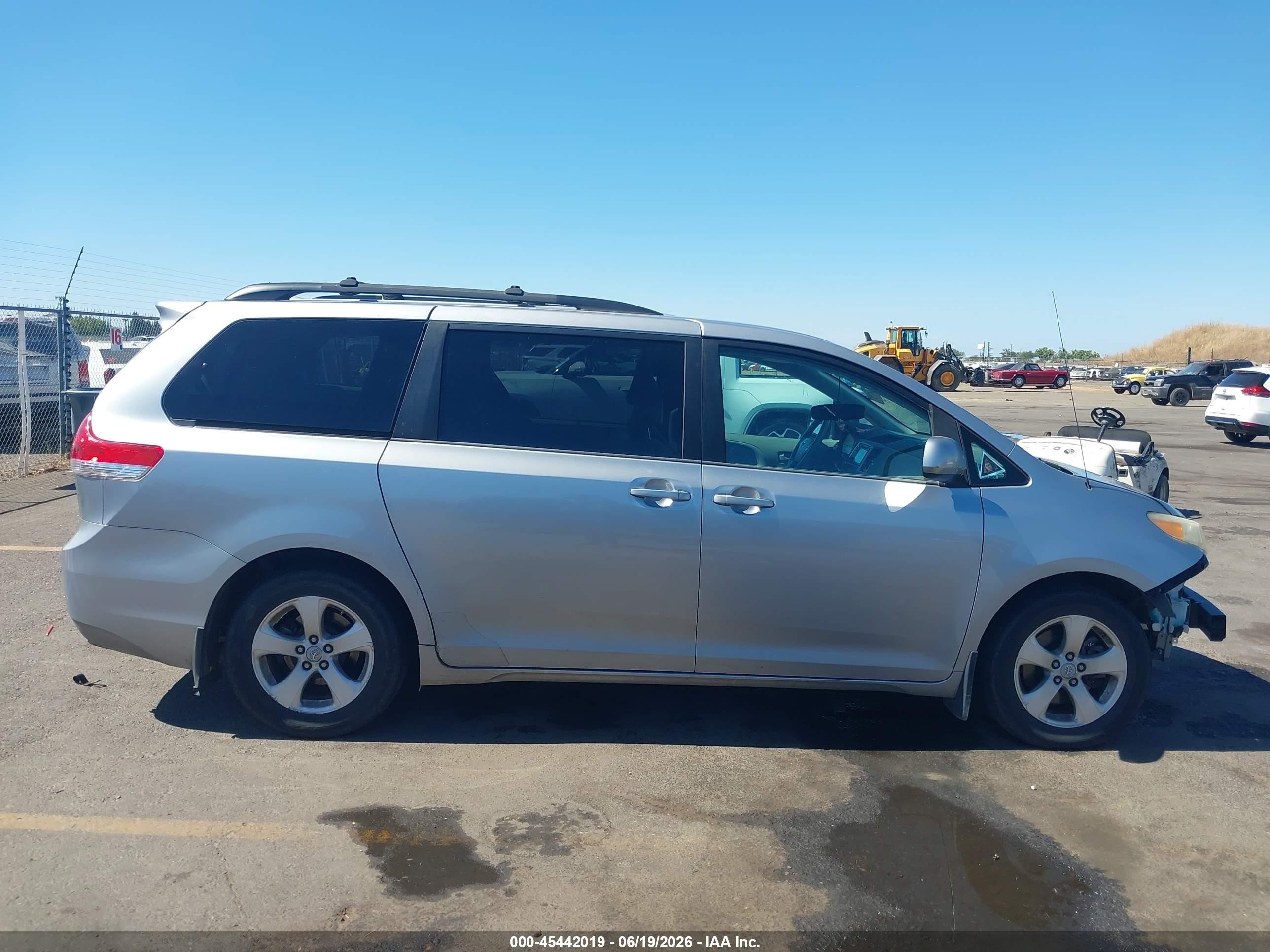 2012 Toyota Sienna Le V6 8 Passenger Silver vin: 5TDKK3DC4CS244325