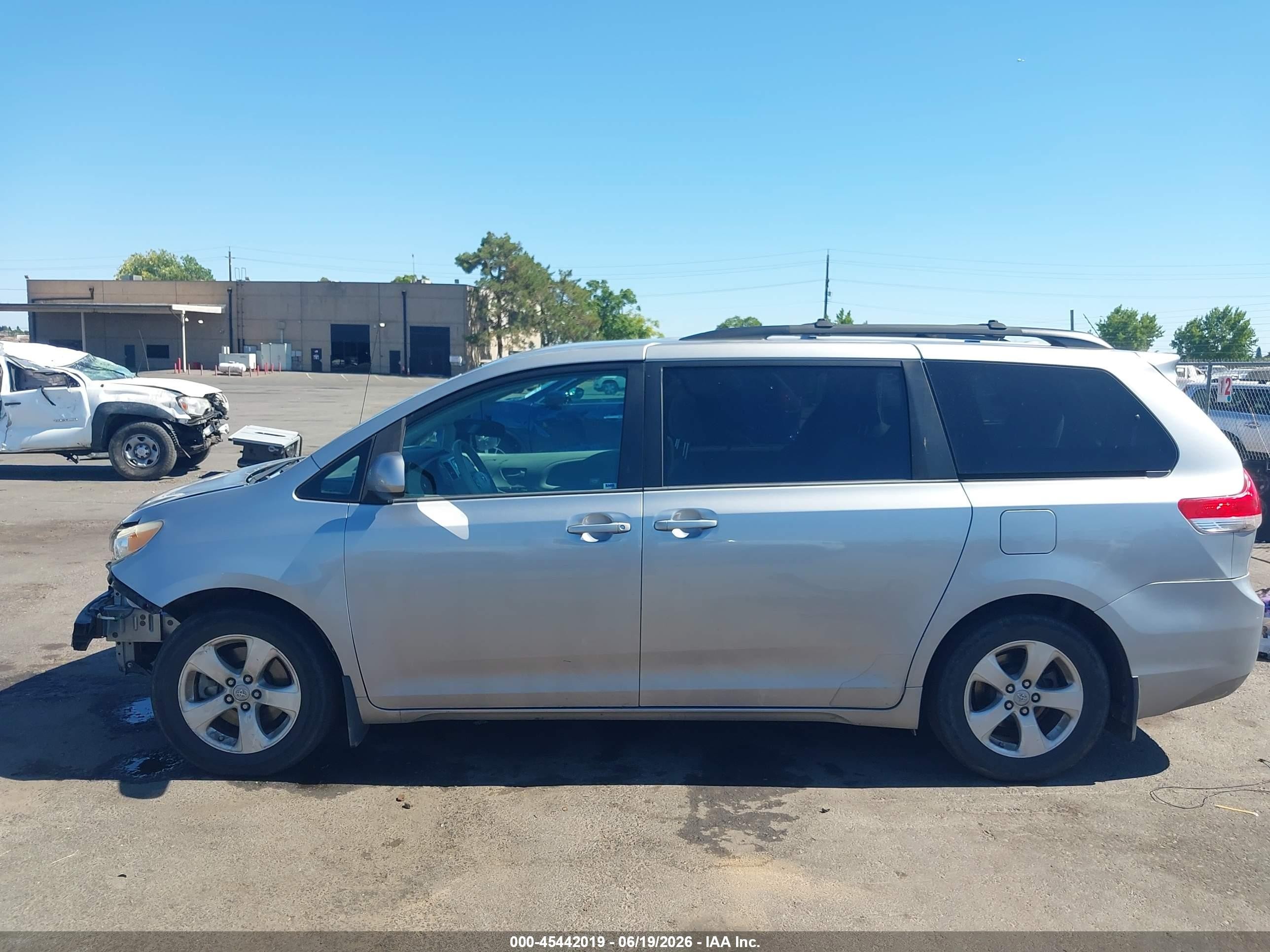 2012 Toyota Sienna Le V6 8 Passenger Silver vin: 5TDKK3DC4CS244325