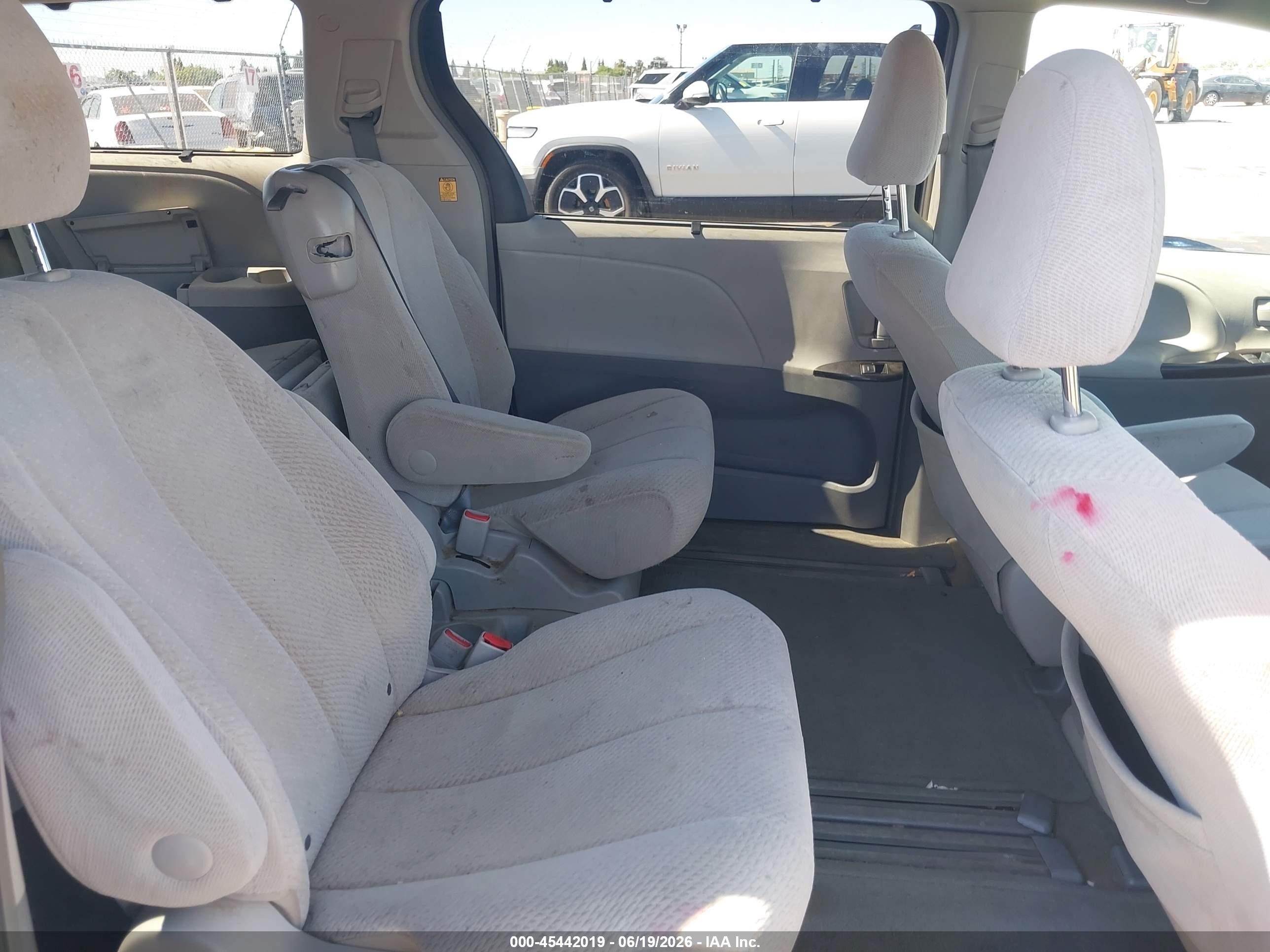 2012 Toyota Sienna Le V6 8 Passenger Silver vin: 5TDKK3DC4CS244325