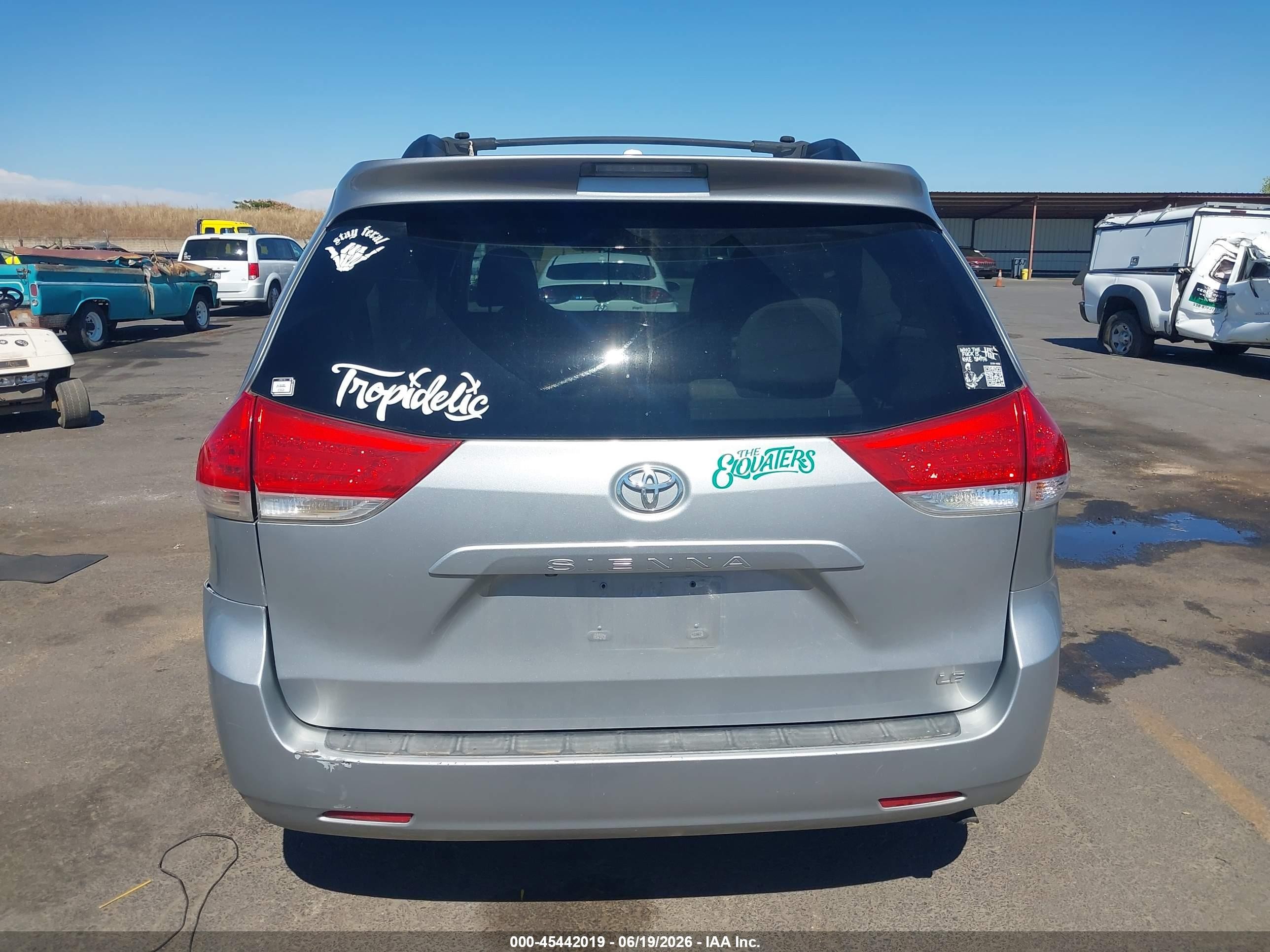 2012 Toyota Sienna Le V6 8 Passenger Silver vin: 5TDKK3DC4CS244325