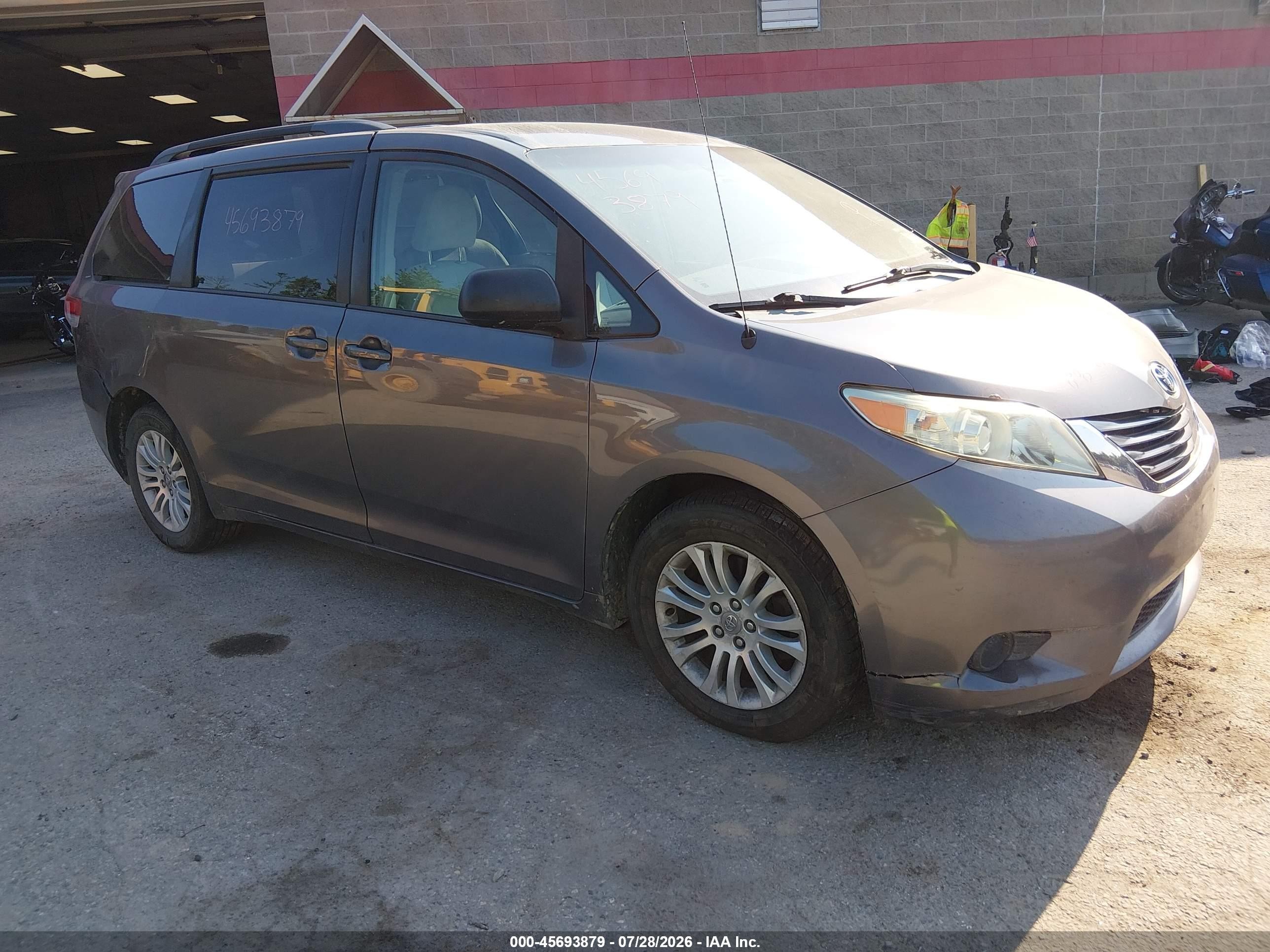 2012 Toyota Sienna Le V6 8 Passenger Gray vin: 5TDKK3DC4CS257222