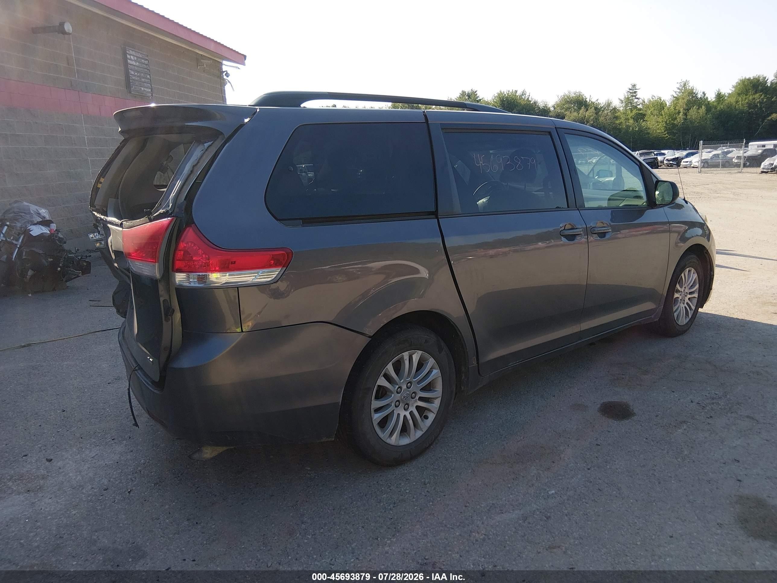 2012 Toyota Sienna Le V6 8 Passenger Gray vin: 5TDKK3DC4CS257222