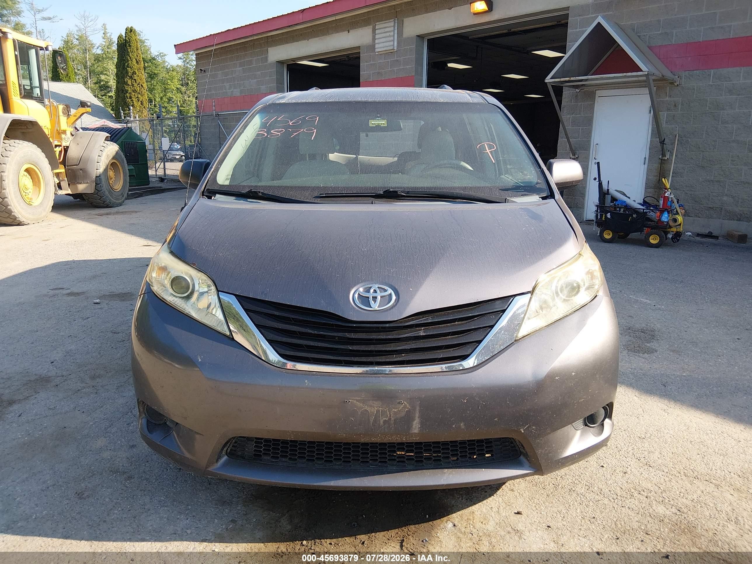 2012 Toyota Sienna Le V6 8 Passenger Gray vin: 5TDKK3DC4CS257222