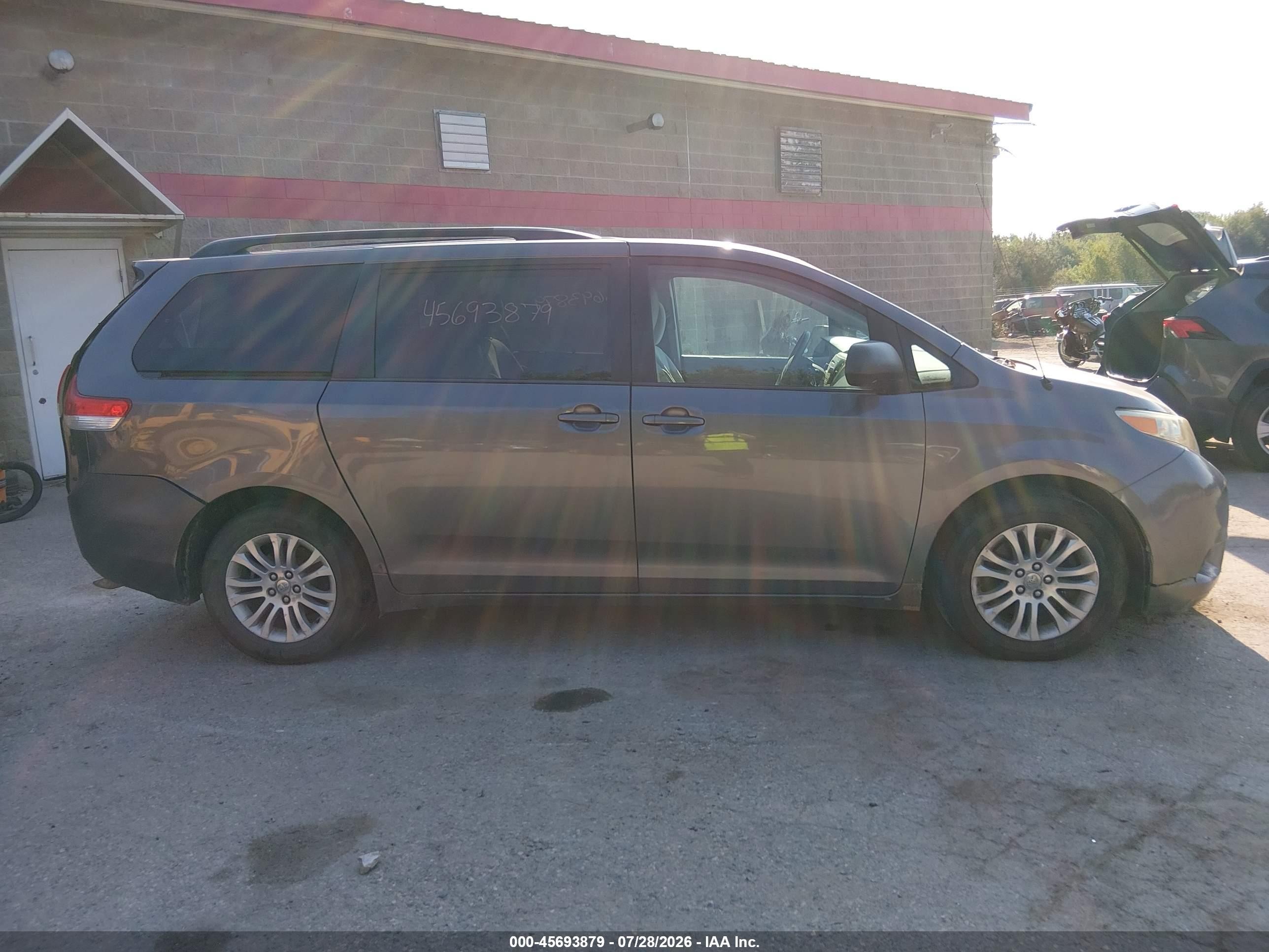 2012 Toyota Sienna Le V6 8 Passenger Gray vin: 5TDKK3DC4CS257222