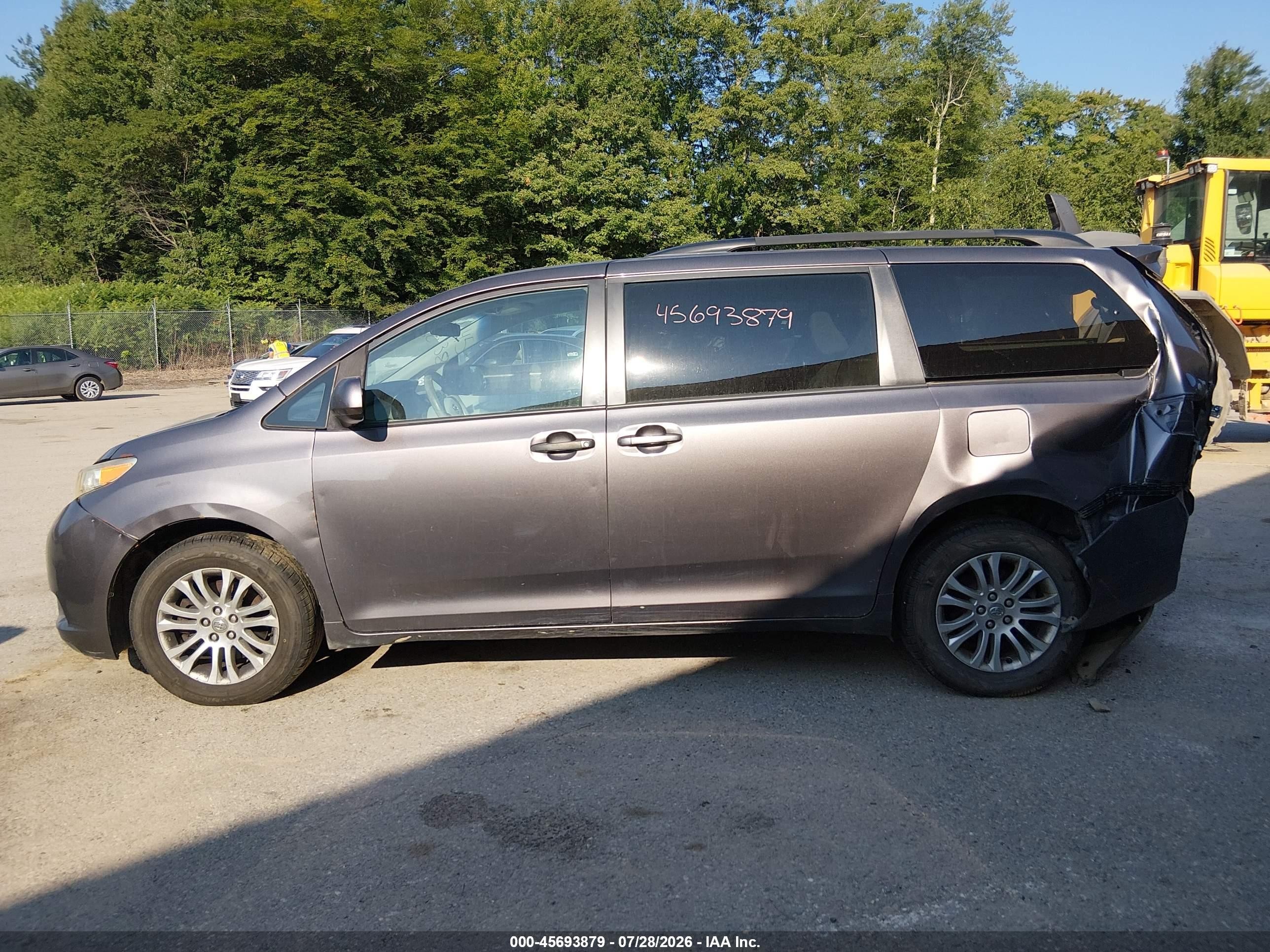 2012 Toyota Sienna Le V6 8 Passenger Gray vin: 5TDKK3DC4CS257222