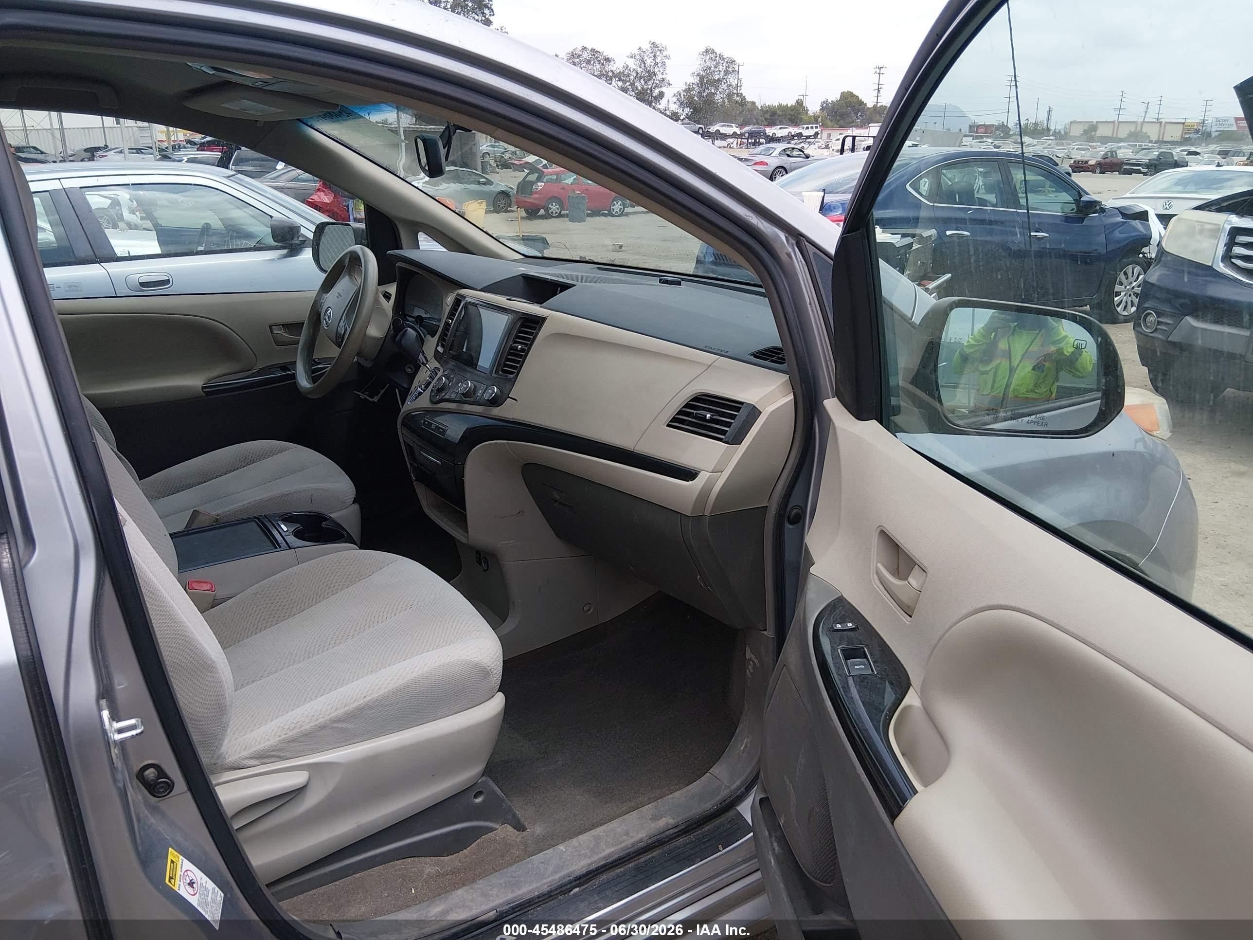 2012 Toyota Sienna Le V6 8 Passenger Серебряный vin: 5TDKK3DC4CS259195