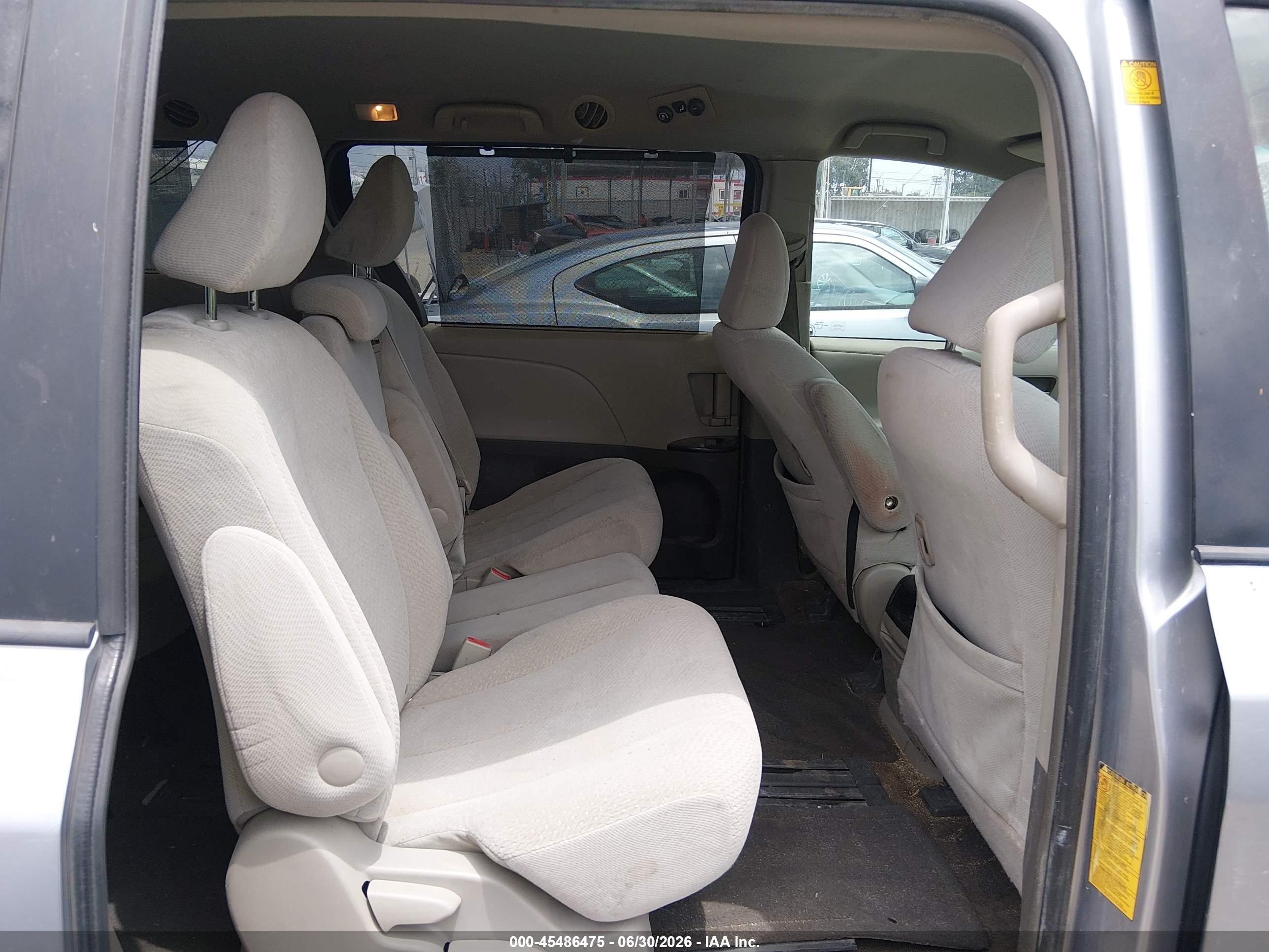 2012 Toyota Sienna Le V6 8 Passenger Серебряный vin: 5TDKK3DC4CS259195