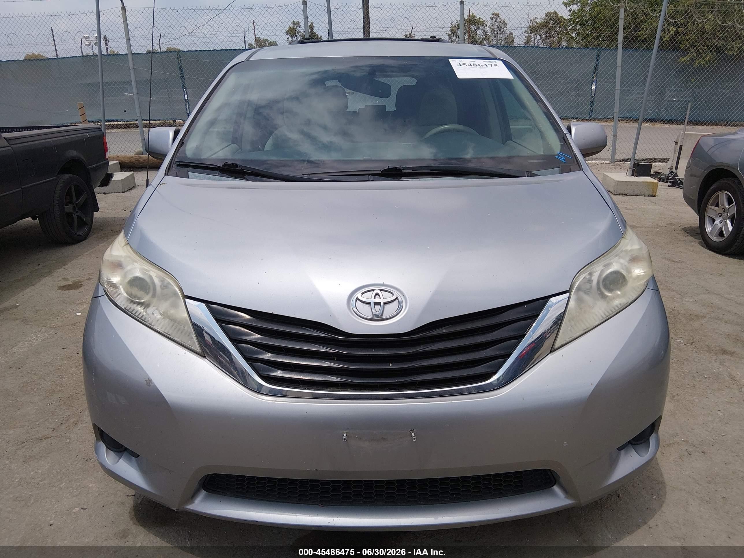 2012 Toyota Sienna Le V6 8 Passenger Серебряный vin: 5TDKK3DC4CS259195