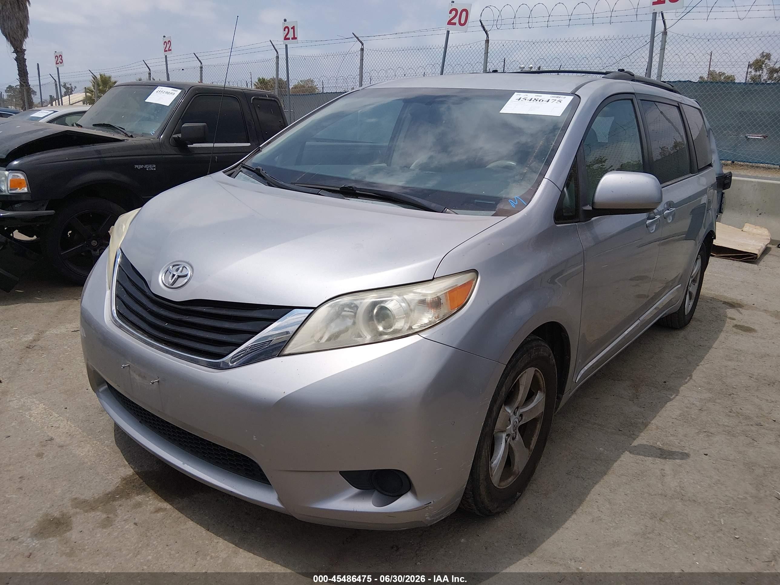 2012 Toyota Sienna Le V6 8 Passenger Серебряный vin: 5TDKK3DC4CS259195