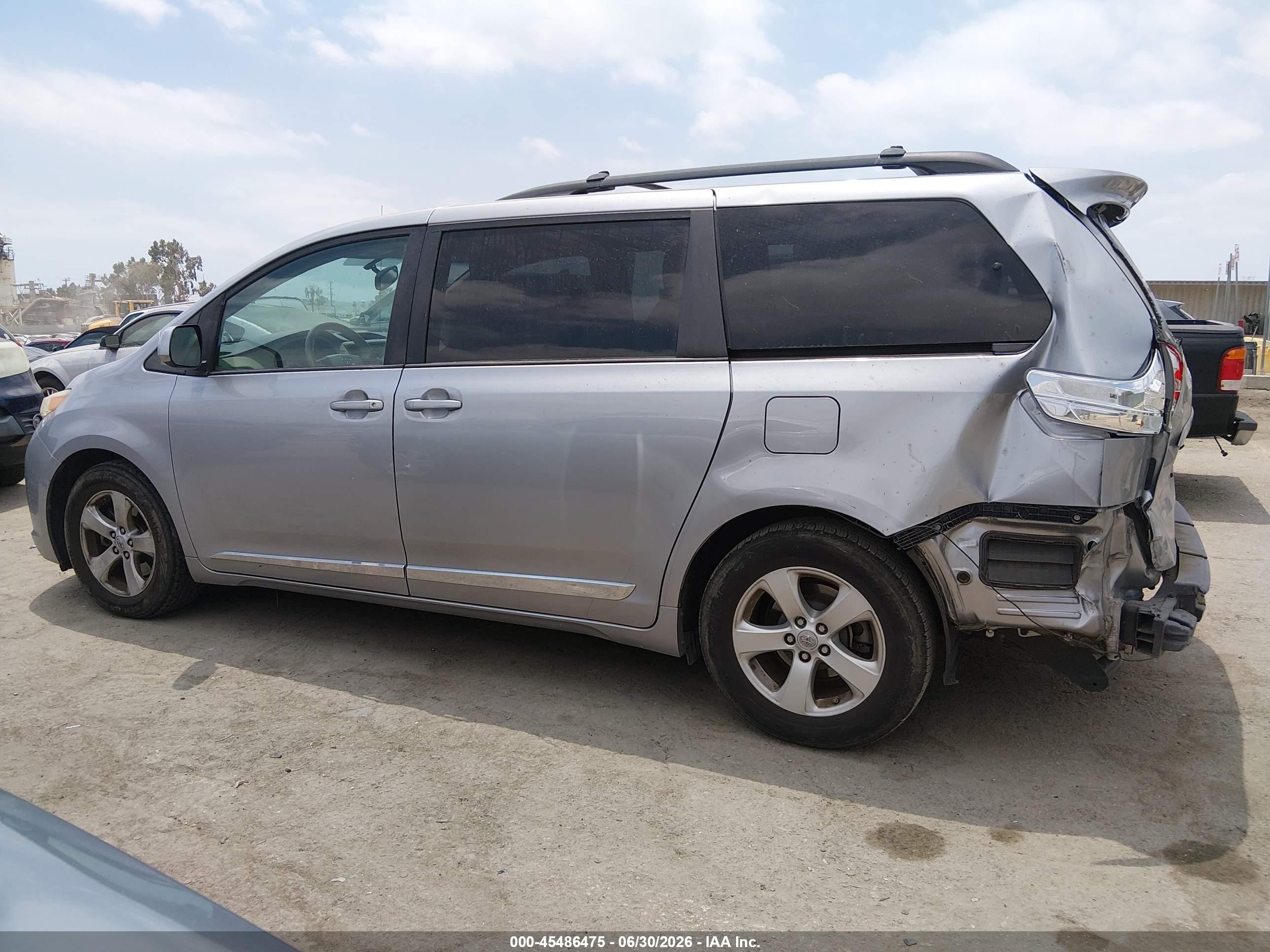 2012 Toyota Sienna Le V6 8 Passenger Серебряный vin: 5TDKK3DC4CS259195