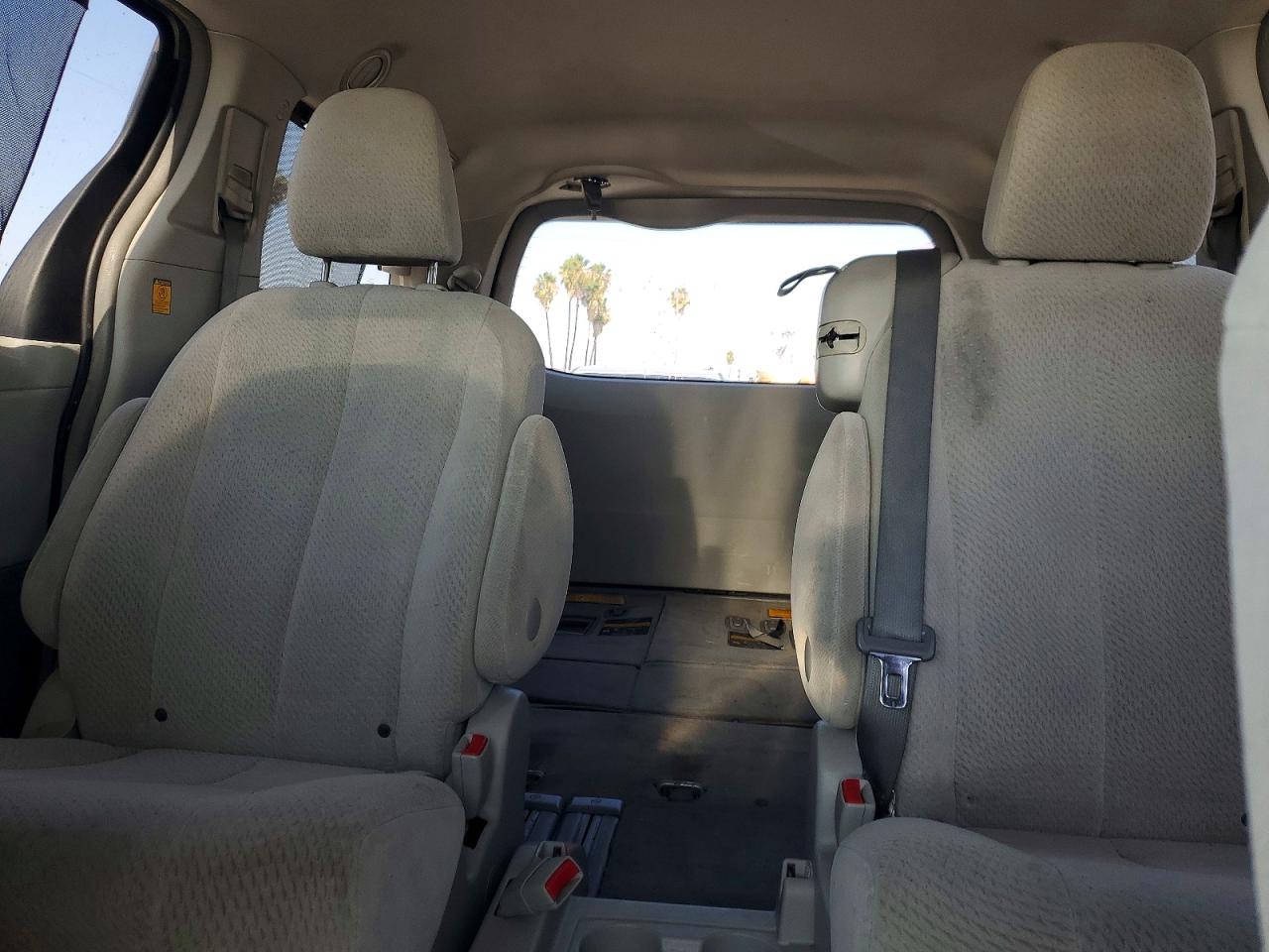 2012 Toyota Sienna Le Silver vin: 5TDKK3DC4CS261013