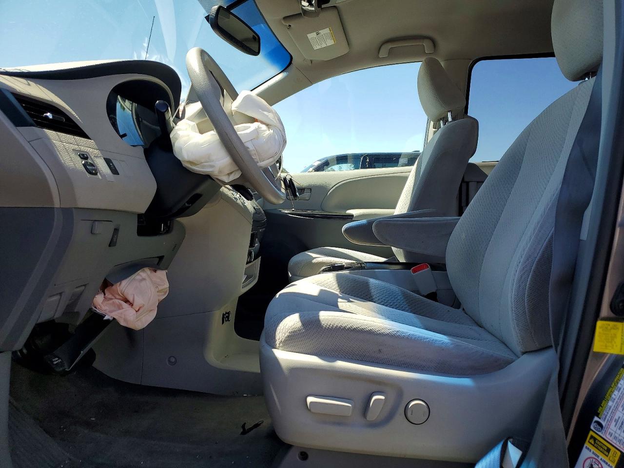 2012 Toyota Sienna Le Silver vin: 5TDKK3DC4CS261108