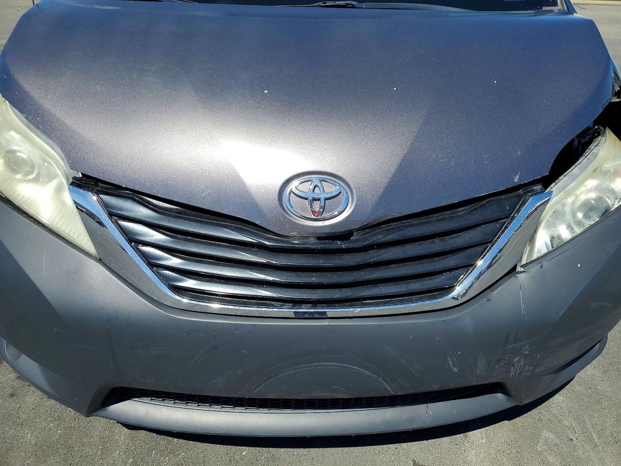 2012 Toyota Sienna Le Silver vin: 5TDKK3DC4CS261108