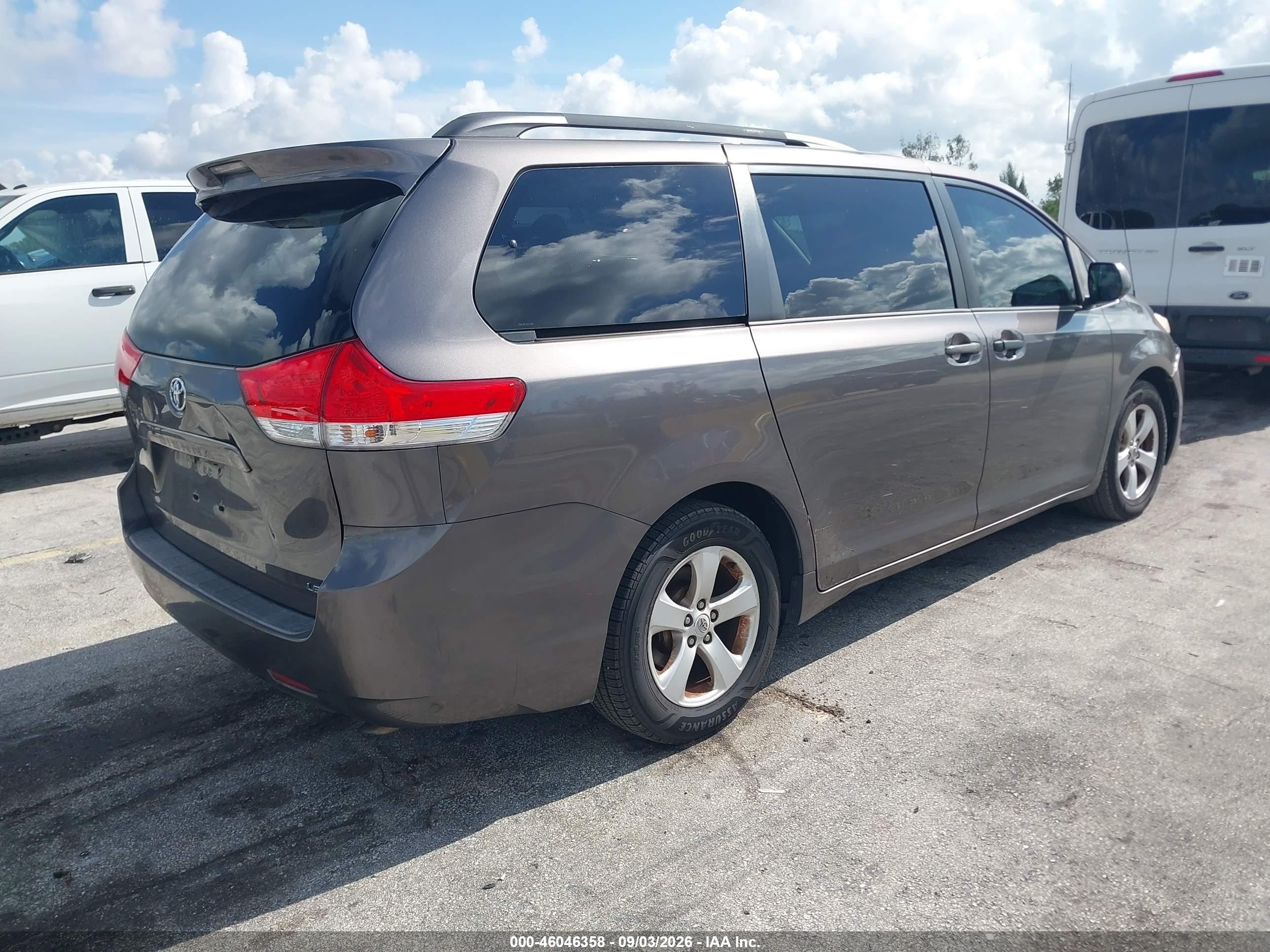2012 Toyota Sienna Le V6 8 Passenger Gray vin: 5TDKK3DC4CS268852