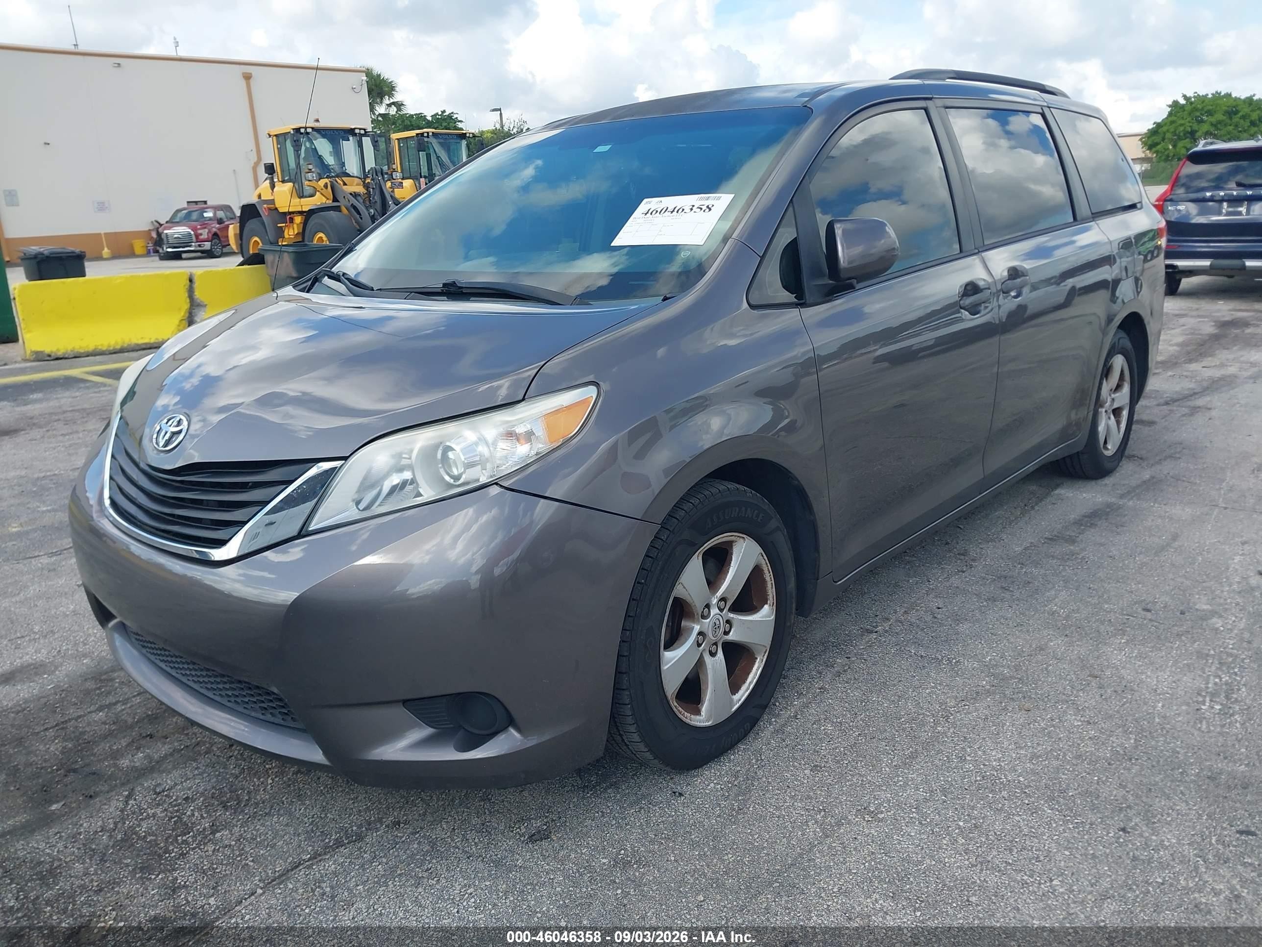 2012 Toyota Sienna Le V6 8 Passenger Gray vin: 5TDKK3DC4CS268852