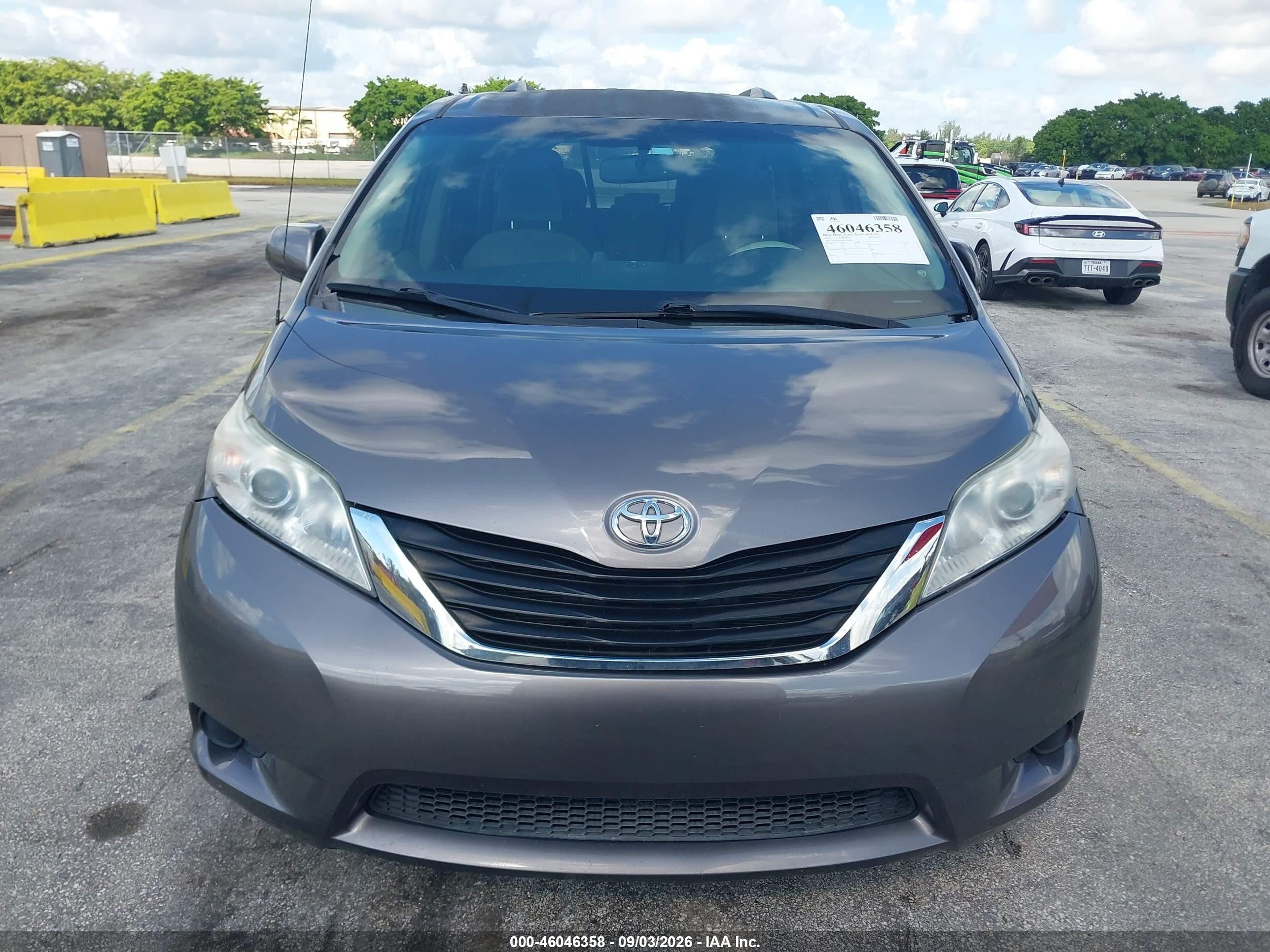 2012 Toyota Sienna Le V6 8 Passenger Gray vin: 5TDKK3DC4CS268852