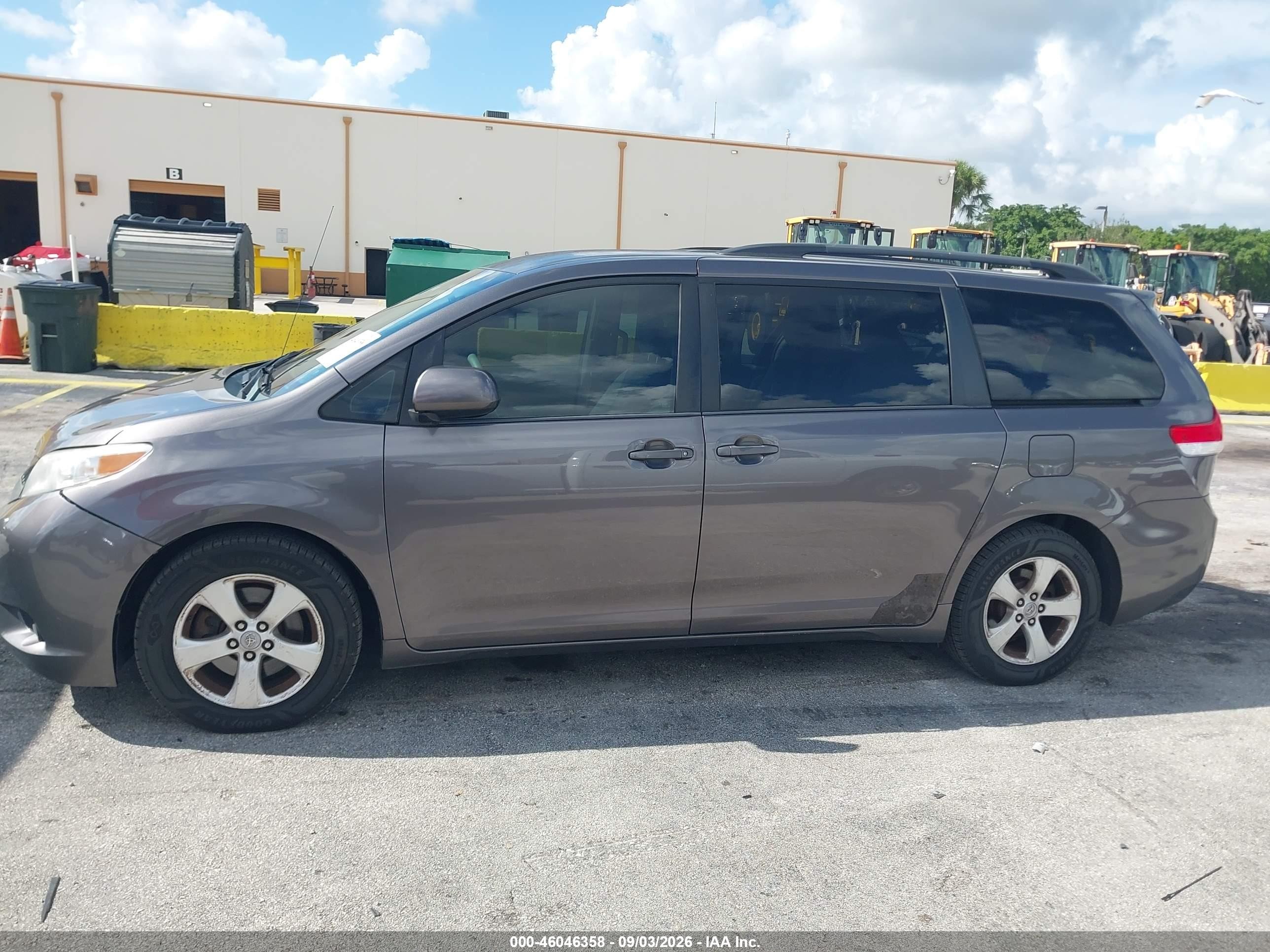 2012 Toyota Sienna Le V6 8 Passenger Gray vin: 5TDKK3DC4CS268852