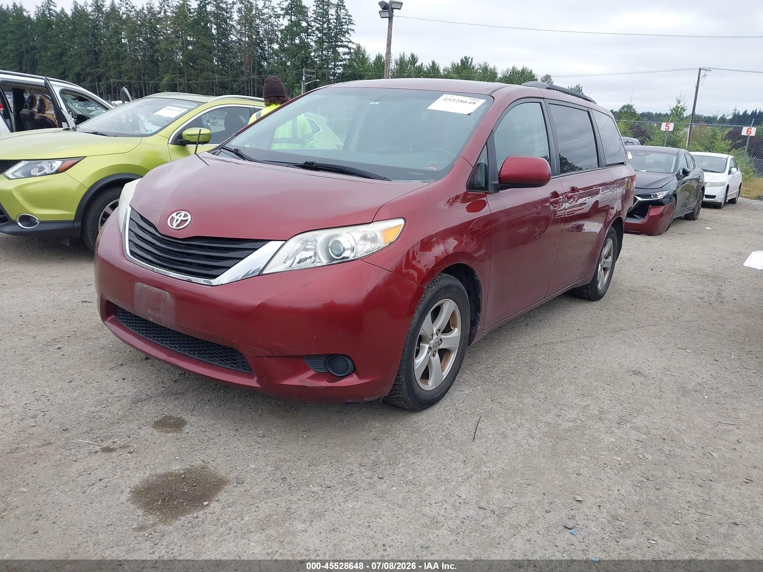 2012 Toyota Sienna Le V6 8 Passenger Red vin: 5TDKK3DC4CS273629
