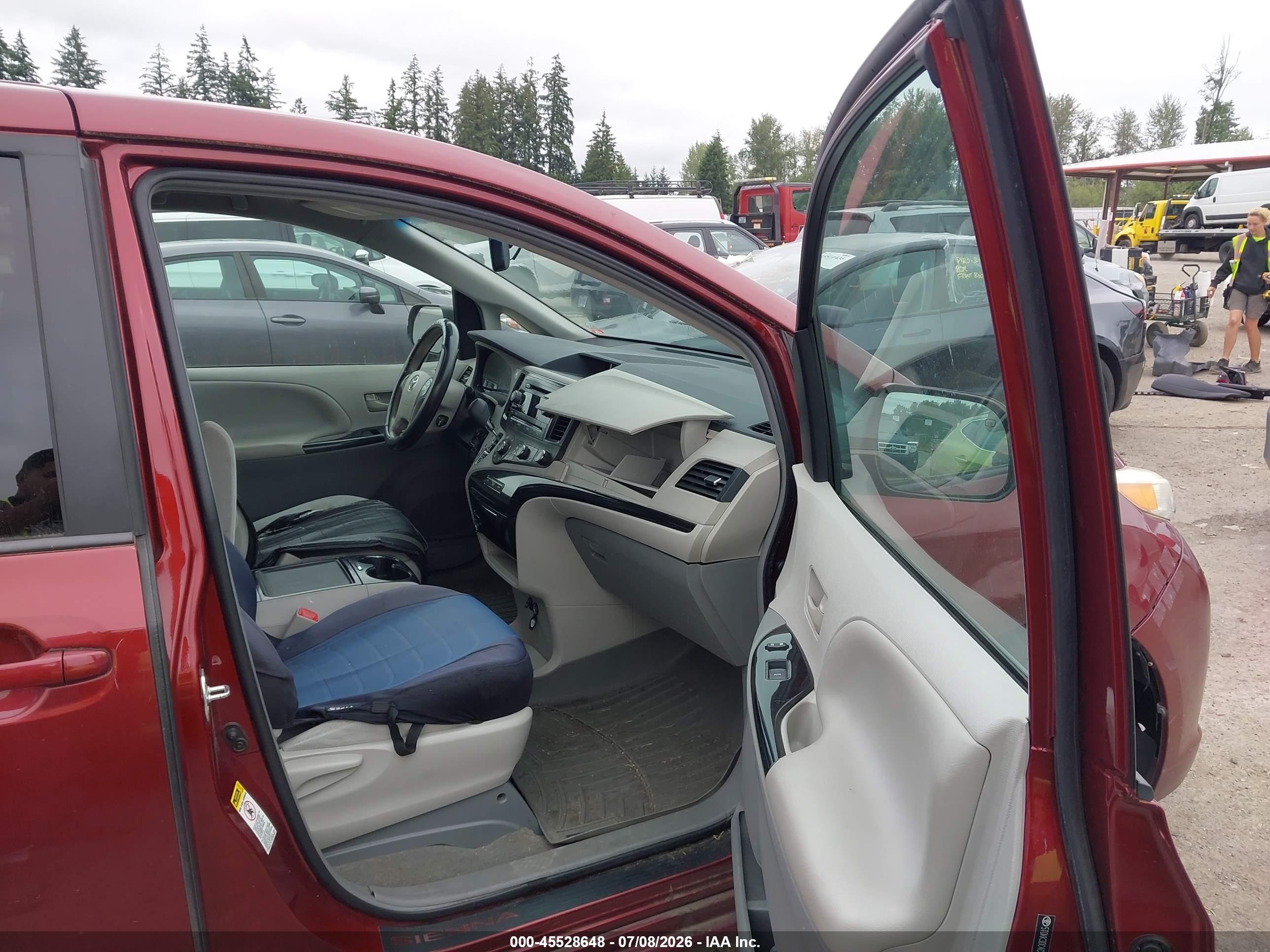 2012 Toyota Sienna Le V6 8 Passenger Red vin: 5TDKK3DC4CS273629
