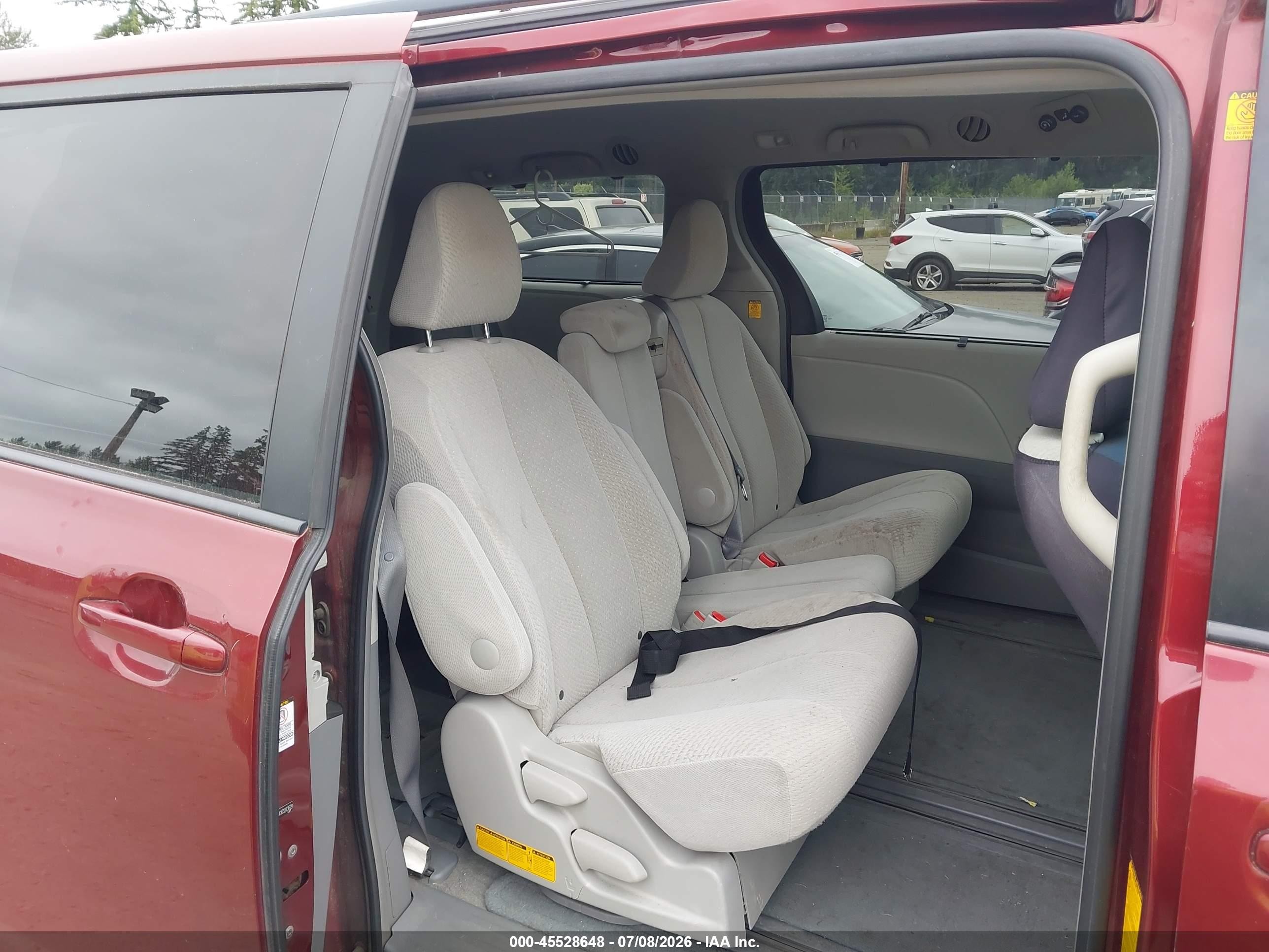 2012 Toyota Sienna Le V6 8 Passenger Red vin: 5TDKK3DC4CS273629
