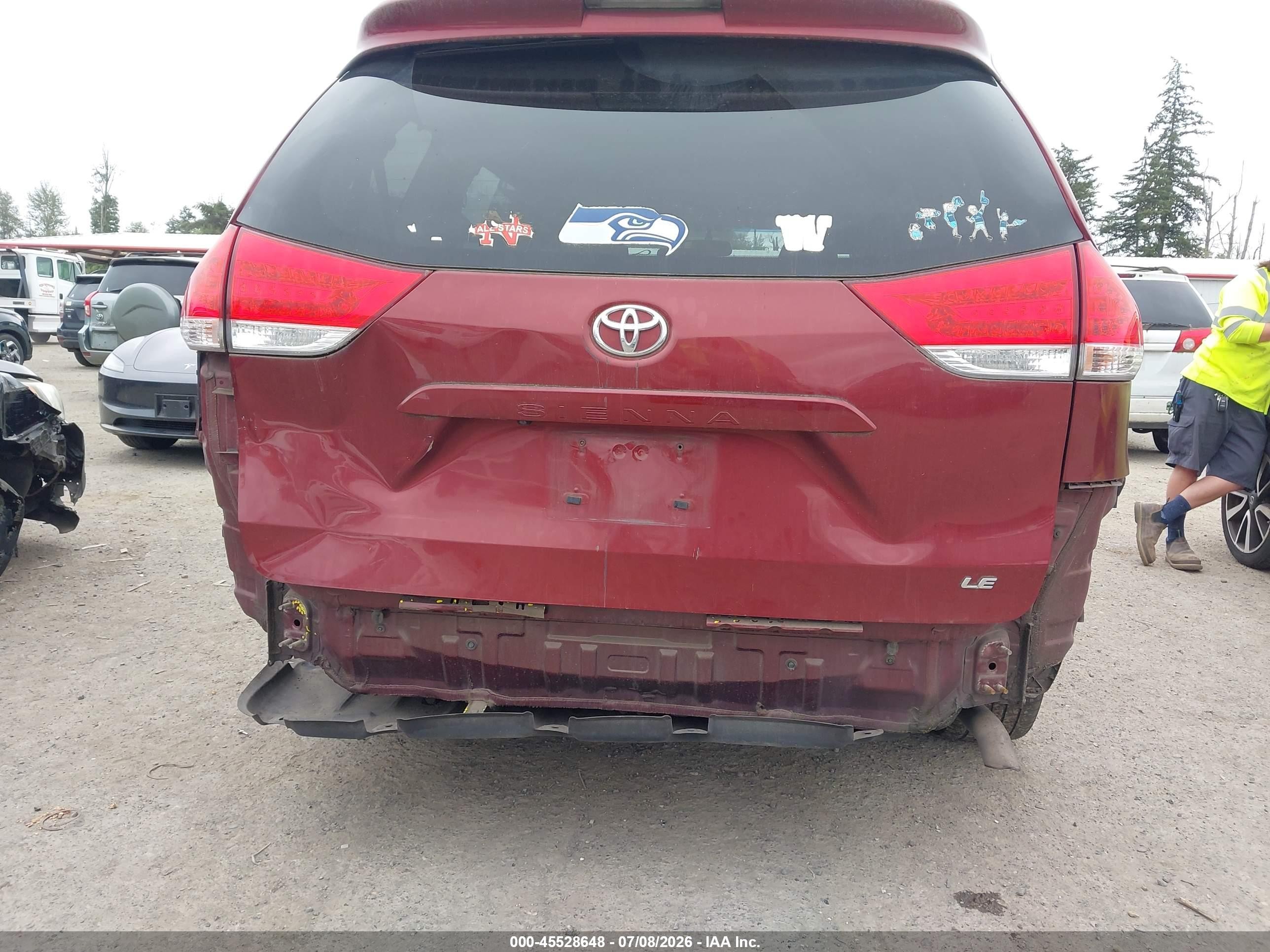 2012 Toyota Sienna Le V6 8 Passenger Red vin: 5TDKK3DC4CS273629