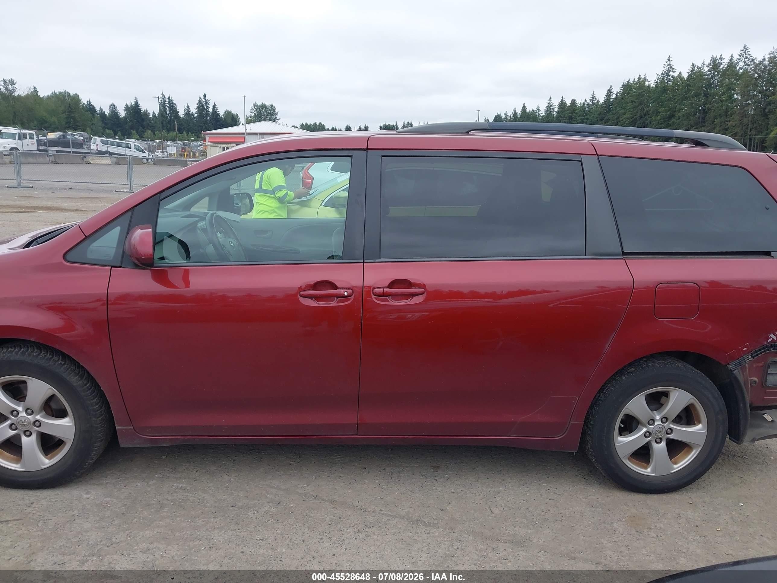 2012 Toyota Sienna Le V6 8 Passenger Red vin: 5TDKK3DC4CS273629