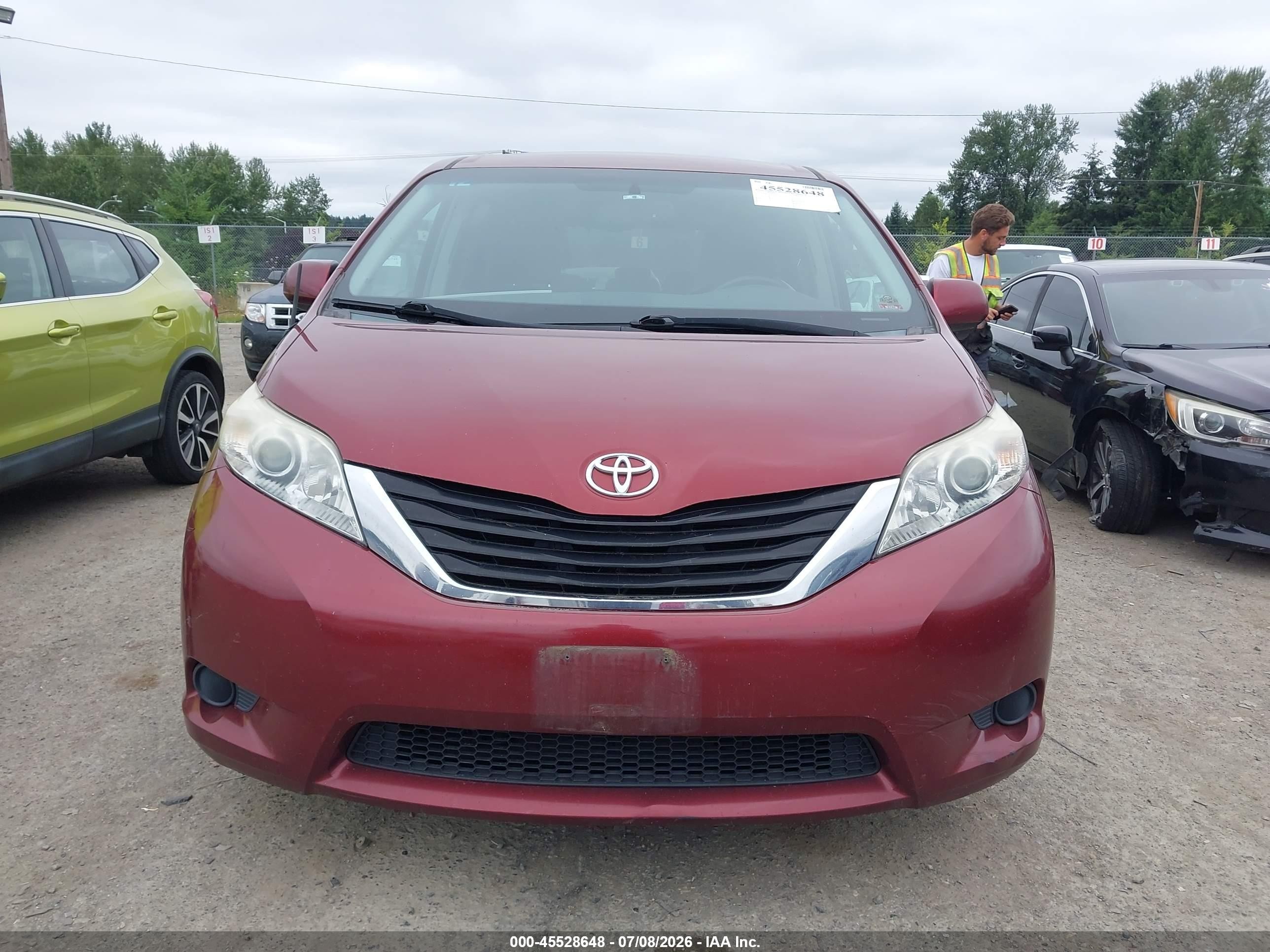 2012 Toyota Sienna Le V6 8 Passenger Red vin: 5TDKK3DC4CS273629