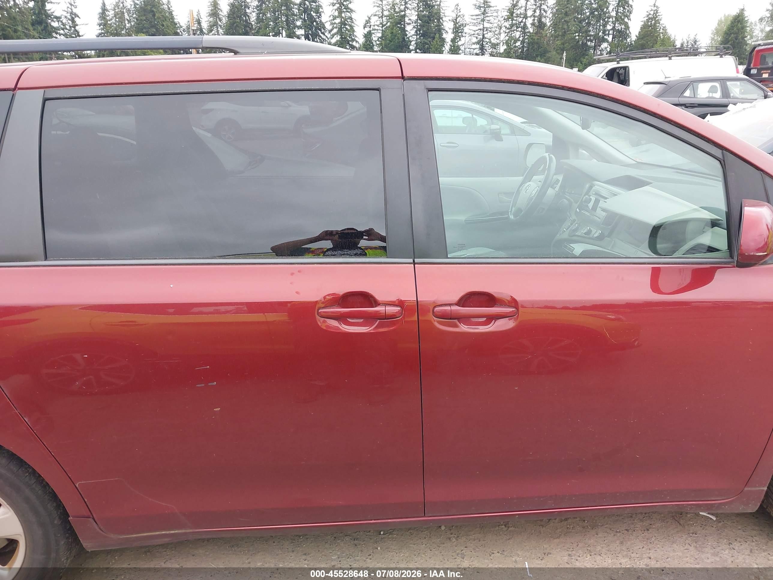 2012 Toyota Sienna Le V6 8 Passenger Red vin: 5TDKK3DC4CS273629
