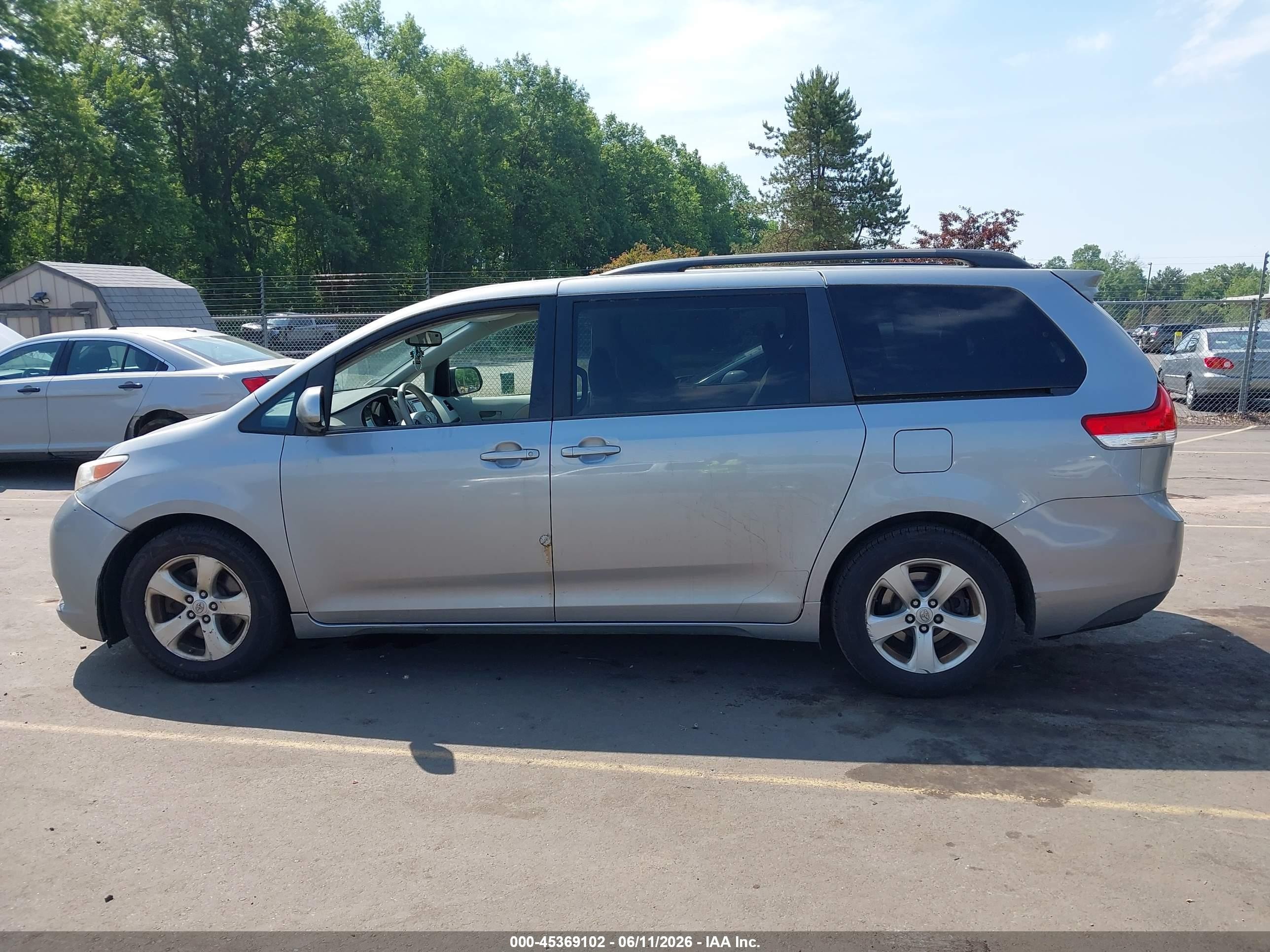 2013 Toyota Sienna Le V6 8 Passenger Серебряный vin: 5TDKK3DC4DS324855