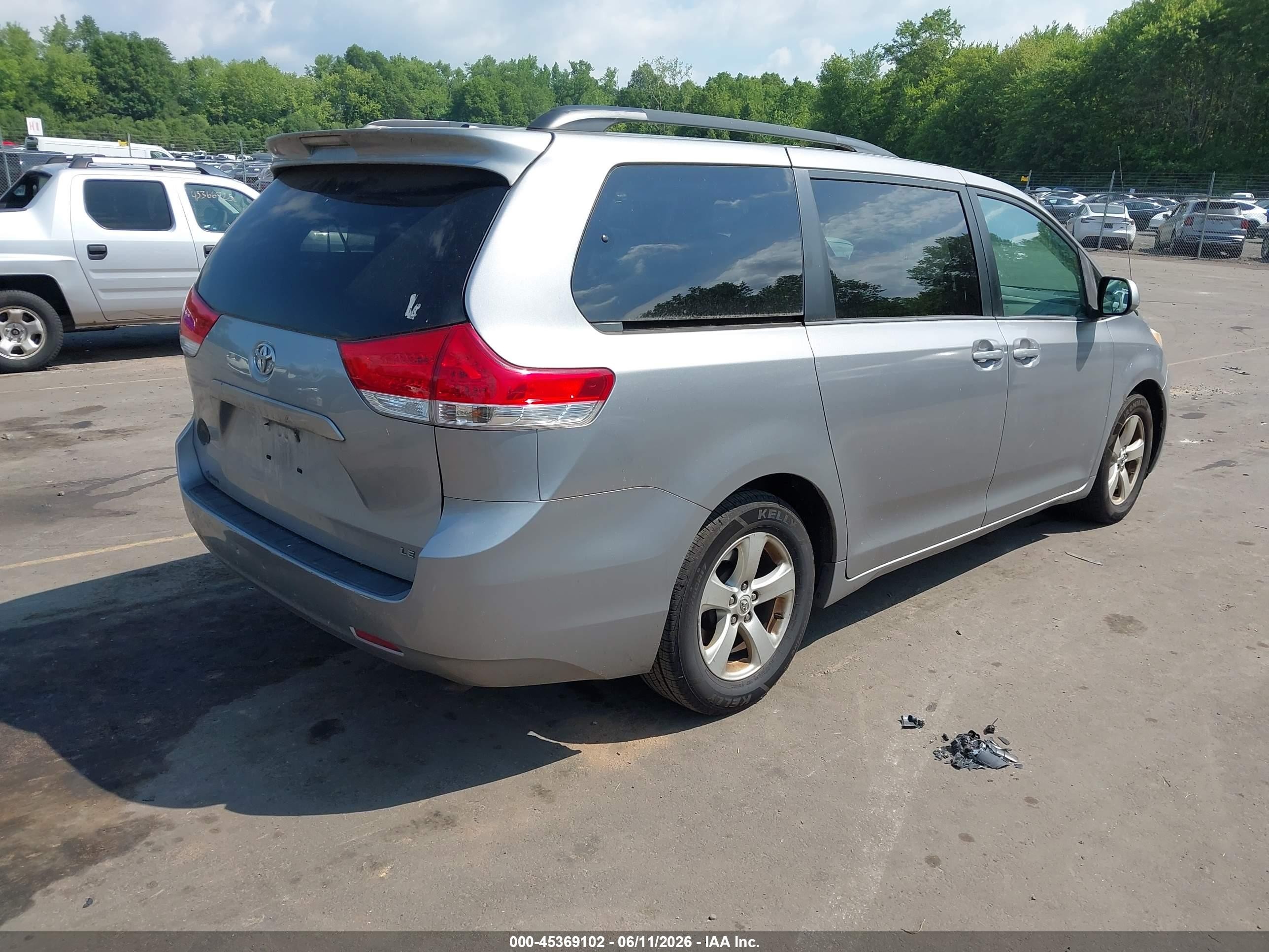 2013 Toyota Sienna Le V6 8 Passenger Серебряный vin: 5TDKK3DC4DS324855