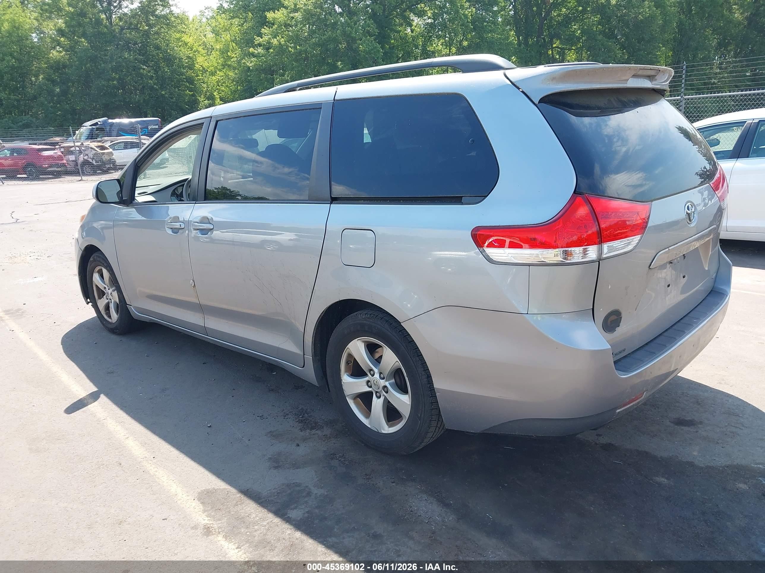 2013 Toyota Sienna Le V6 8 Passenger Серебряный vin: 5TDKK3DC4DS324855