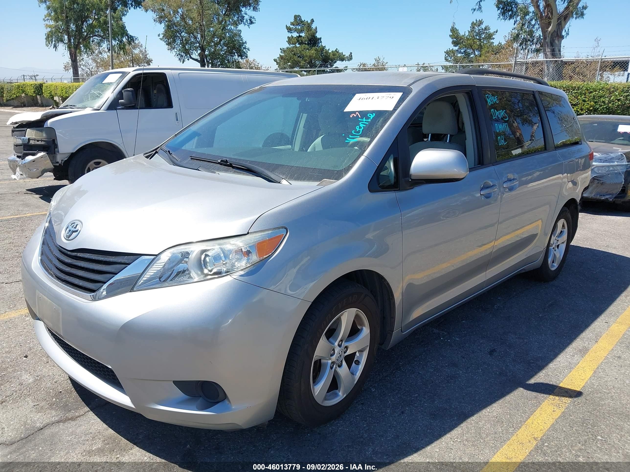 2013 Toyota Sienna Le V6 8 Passenger Silver vin: 5TDKK3DC4DS330428