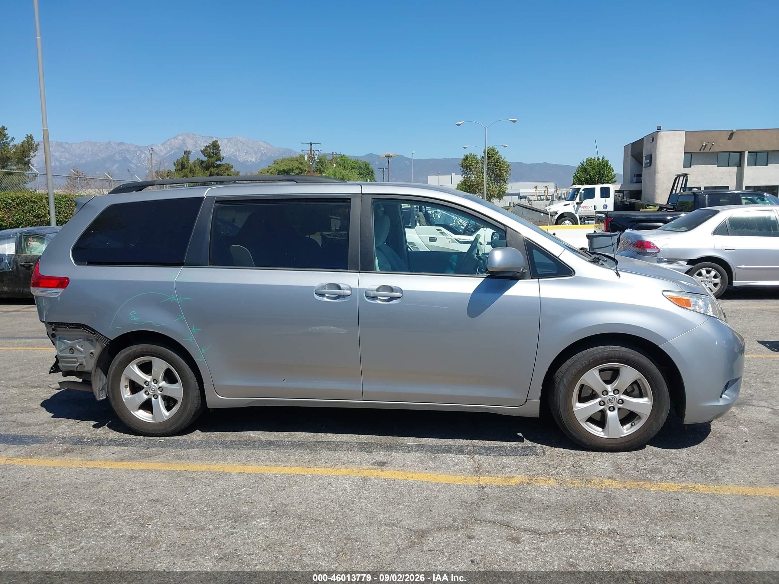 2013 Toyota Sienna Le V6 8 Passenger Silver vin: 5TDKK3DC4DS330428