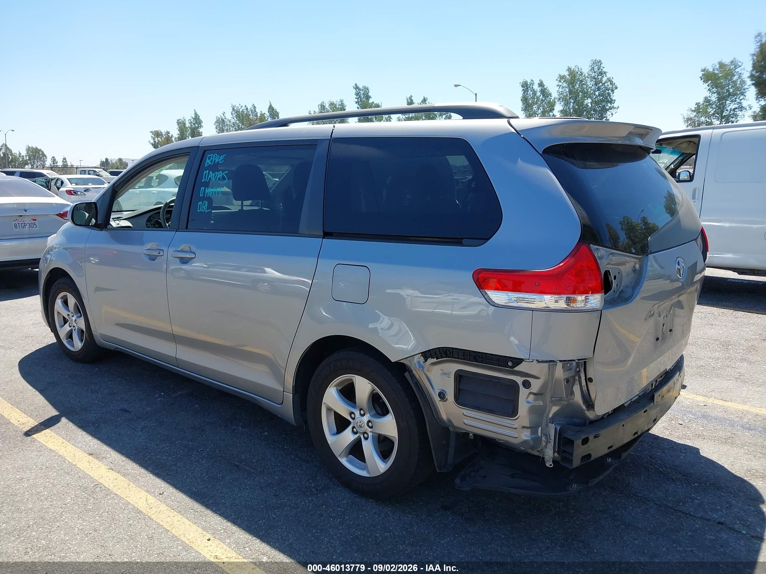 2013 Toyota Sienna Le V6 8 Passenger Silver vin: 5TDKK3DC4DS330428