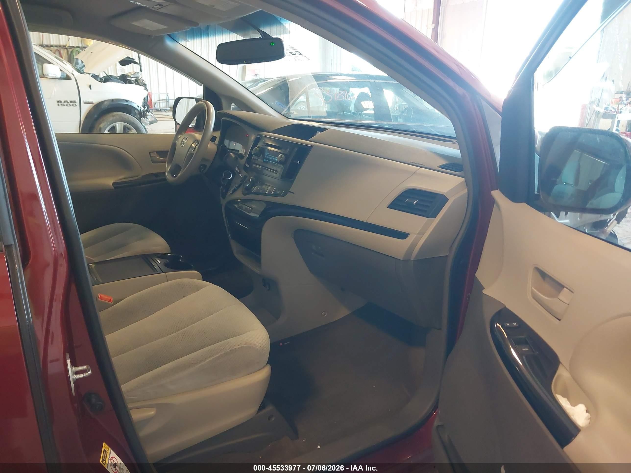 2013 Toyota Sienna Le V6 8 Passenger Red vin: 5TDKK3DC4DS334088