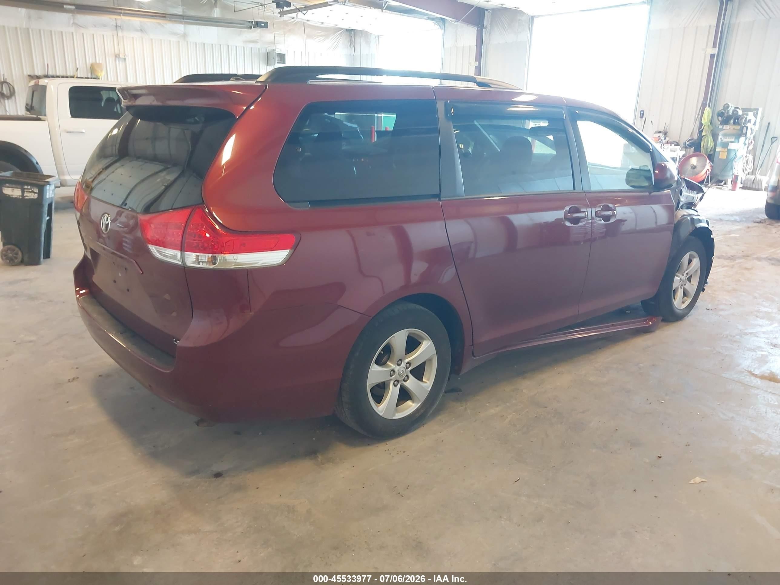 2013 Toyota Sienna Le V6 8 Passenger Red vin: 5TDKK3DC4DS334088