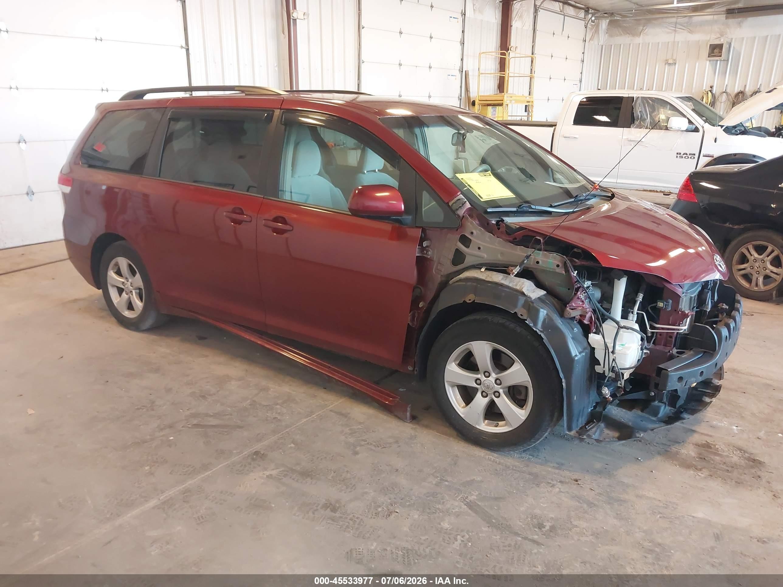 2013 Toyota Sienna Le V6 8 Passenger Red vin: 5TDKK3DC4DS334088
