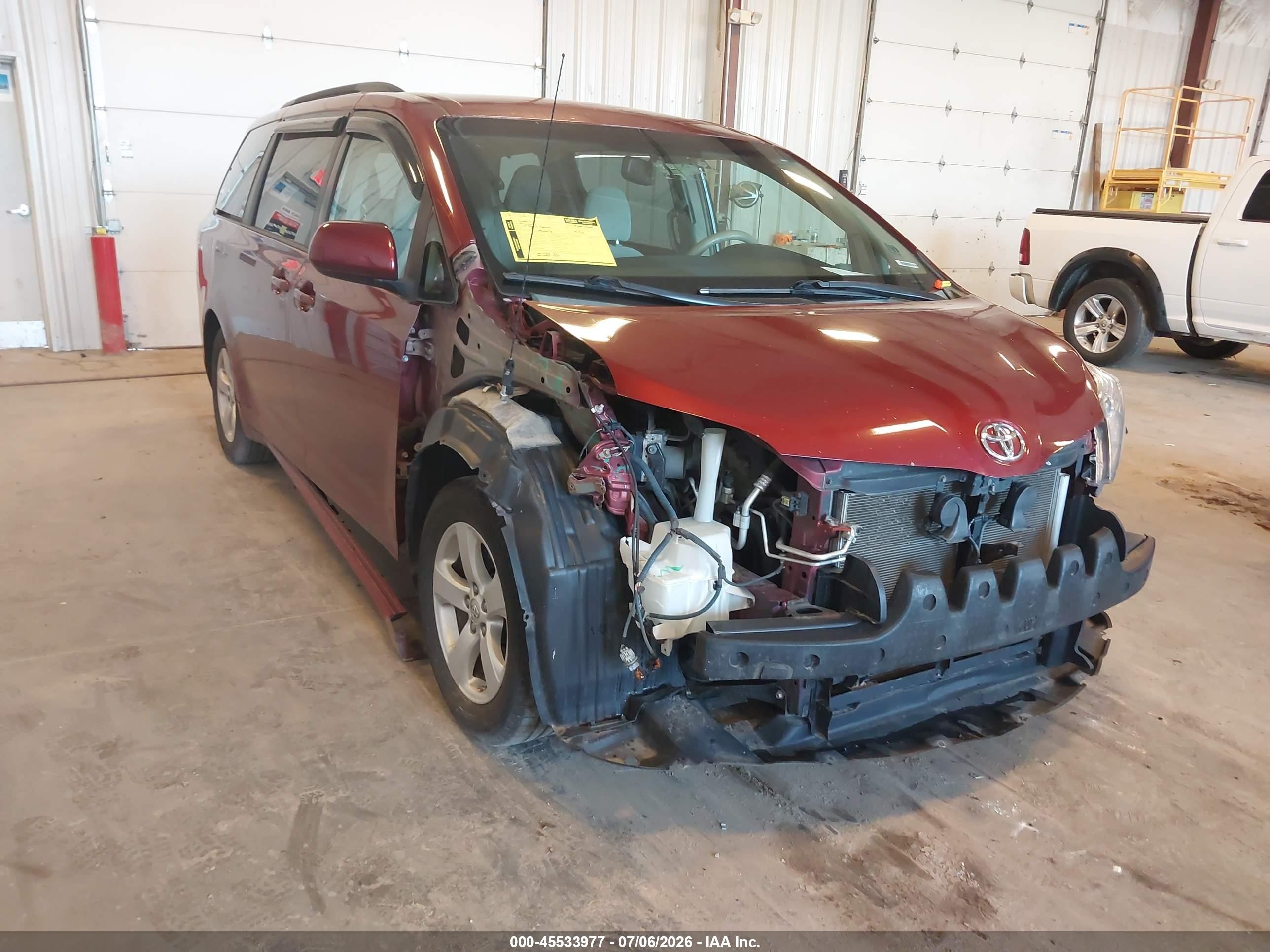2013 Toyota Sienna Le V6 8 Passenger Red vin: 5TDKK3DC4DS334088