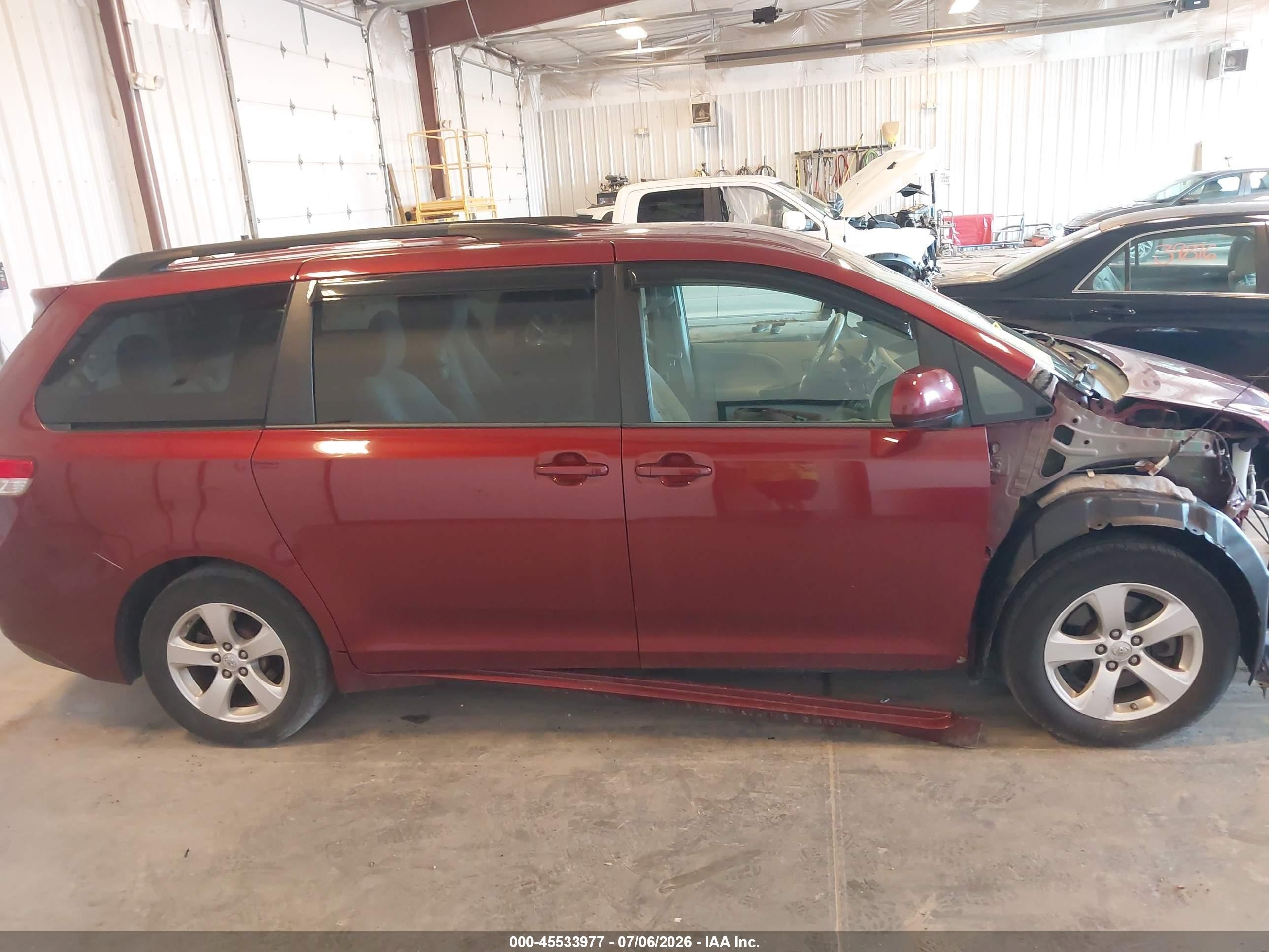 2013 Toyota Sienna Le V6 8 Passenger Red vin: 5TDKK3DC4DS334088