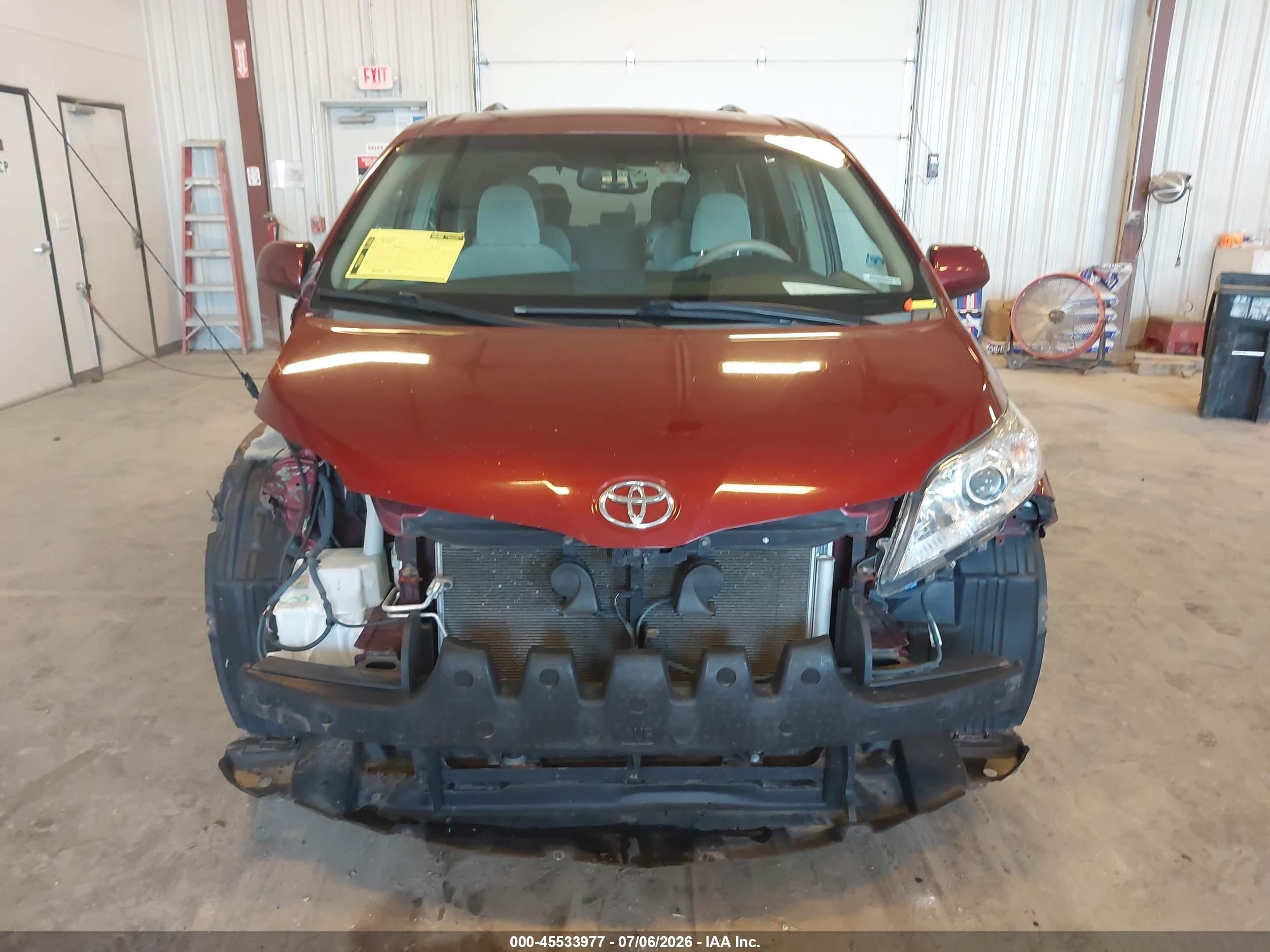 2013 Toyota Sienna Le V6 8 Passenger Red vin: 5TDKK3DC4DS334088