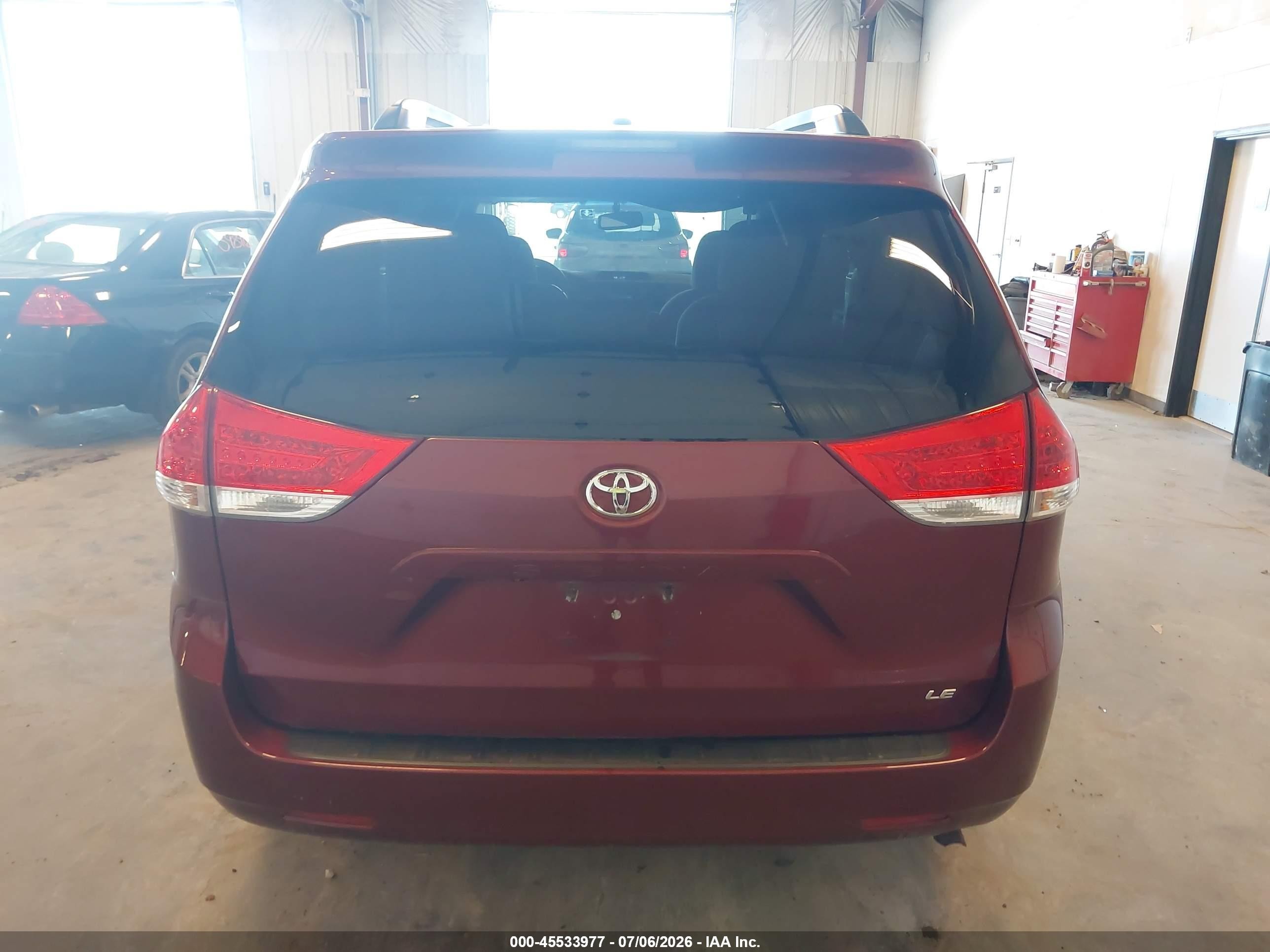 2013 Toyota Sienna Le V6 8 Passenger Red vin: 5TDKK3DC4DS334088