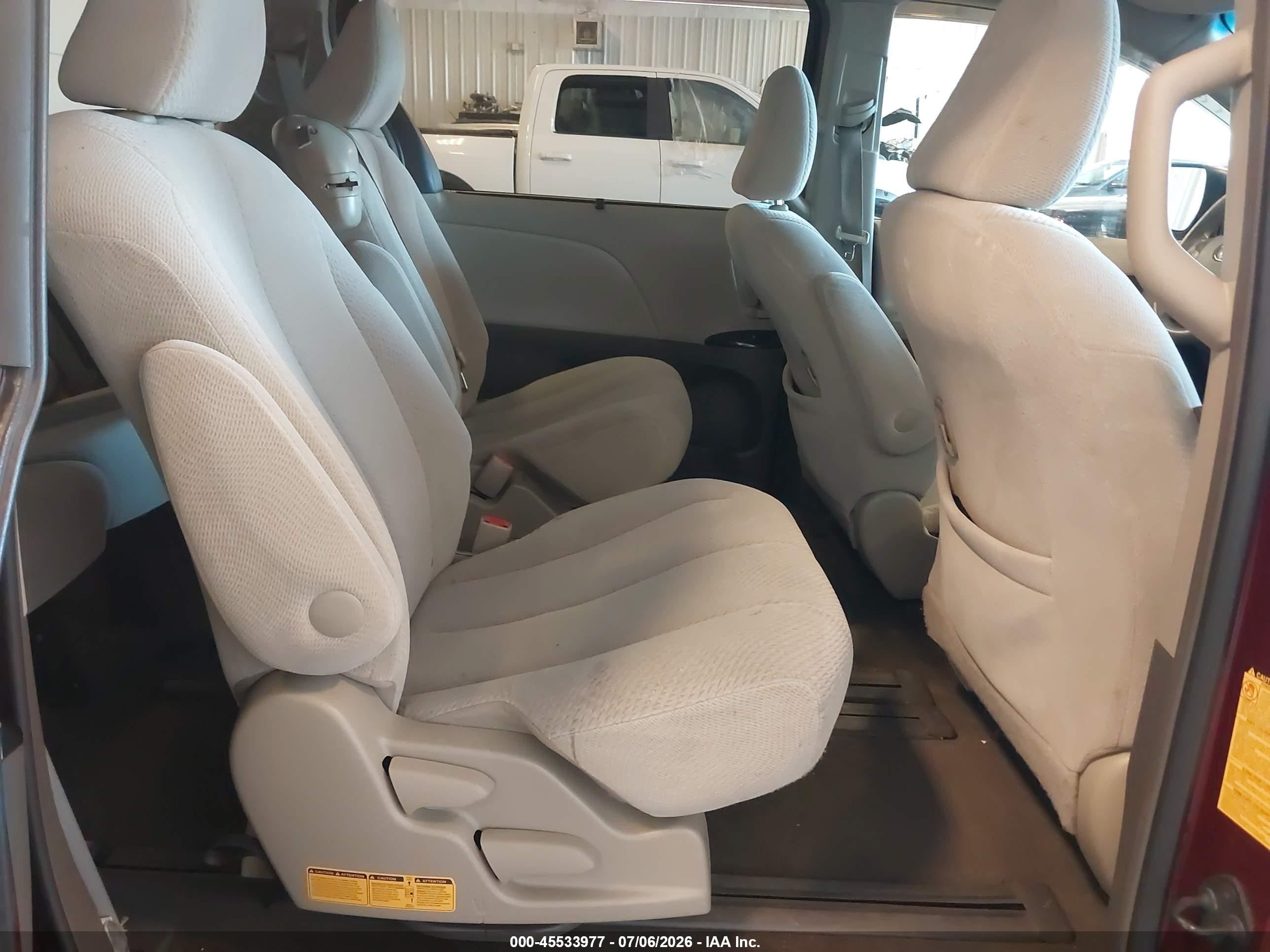 2013 Toyota Sienna Le V6 8 Passenger Red vin: 5TDKK3DC4DS334088