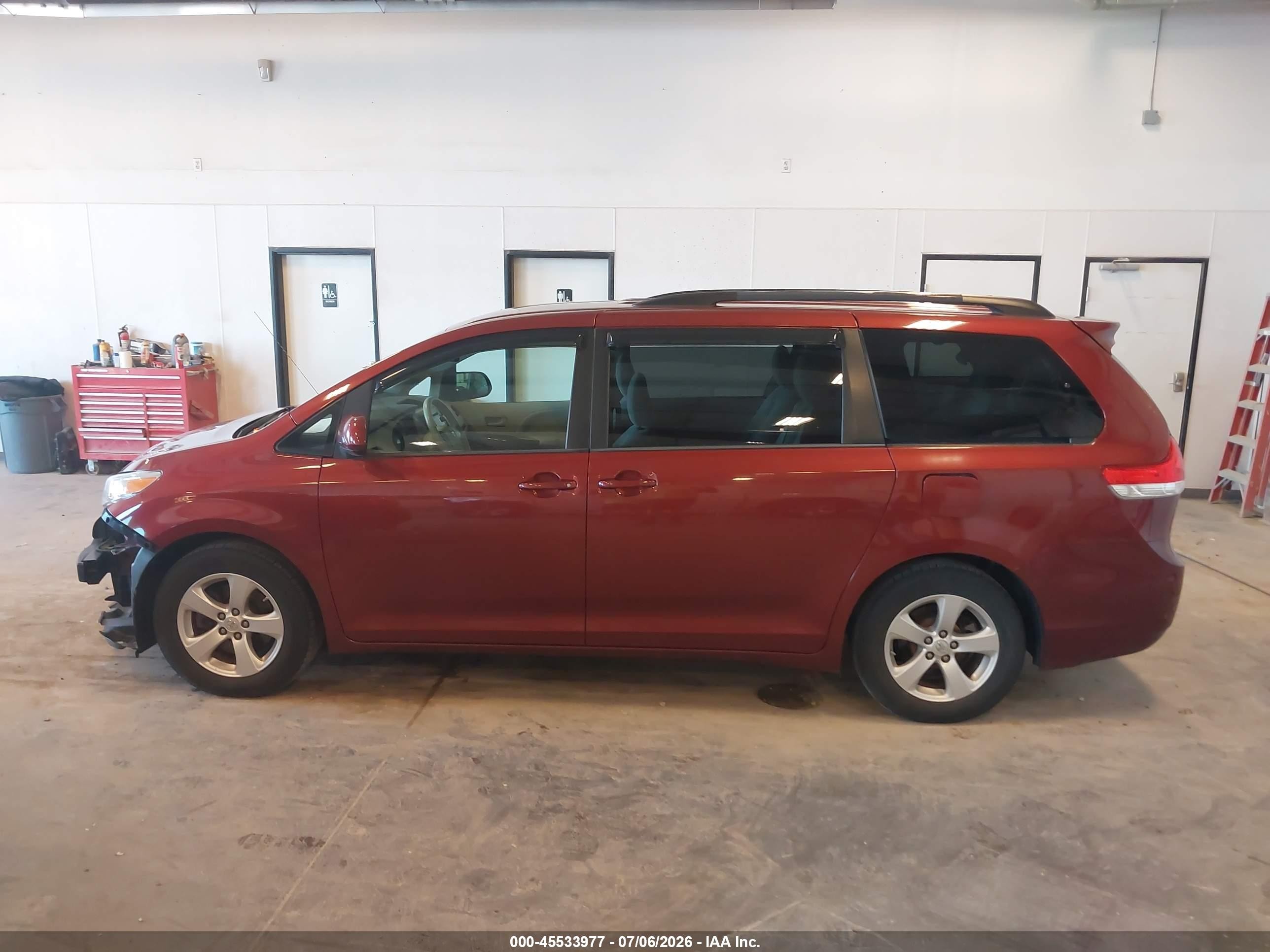 2013 Toyota Sienna Le V6 8 Passenger Red vin: 5TDKK3DC4DS334088