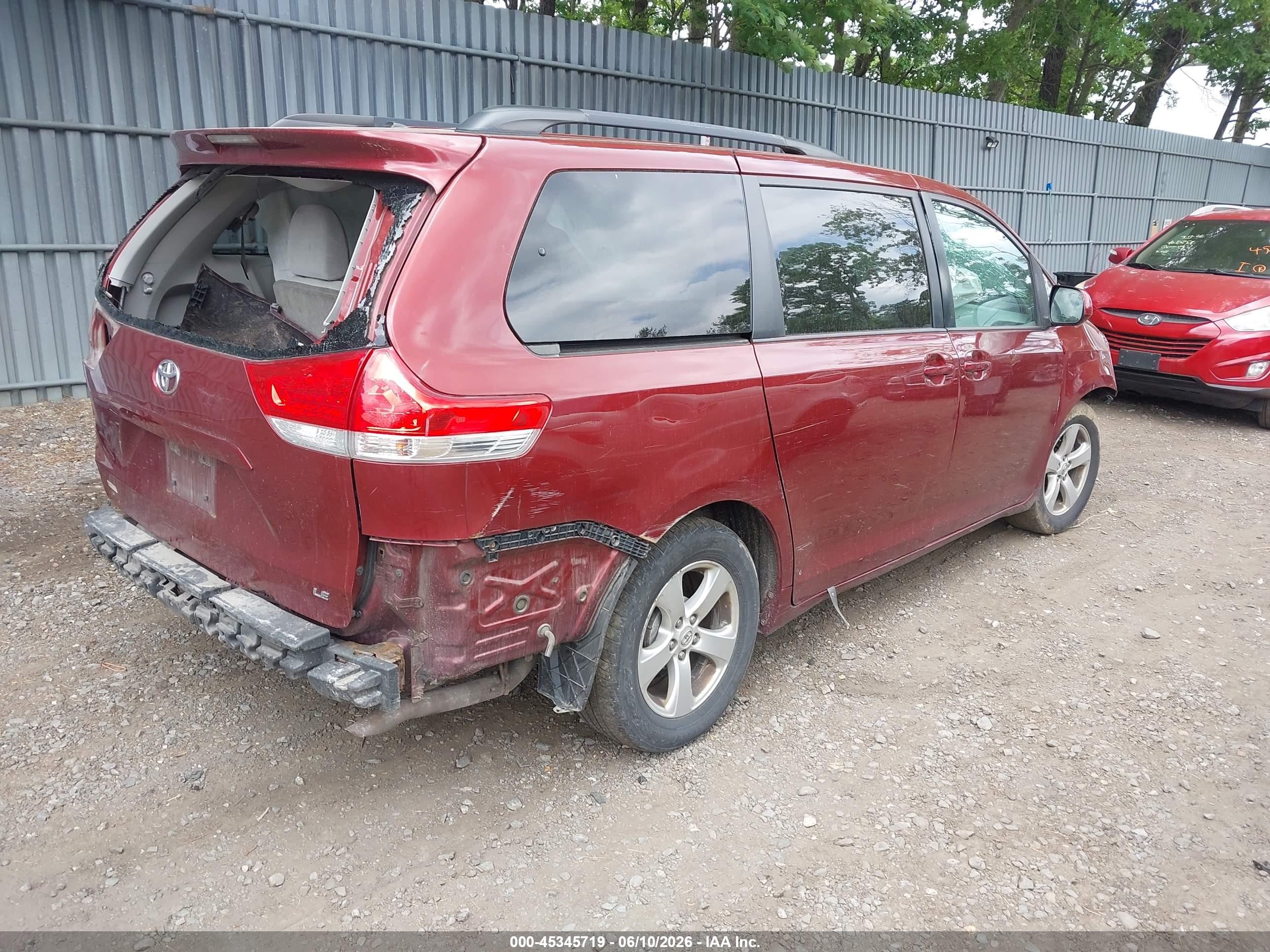 2013 Toyota Sienna Le V6 8 Passenger Red vin: 5TDKK3DC4DS336519