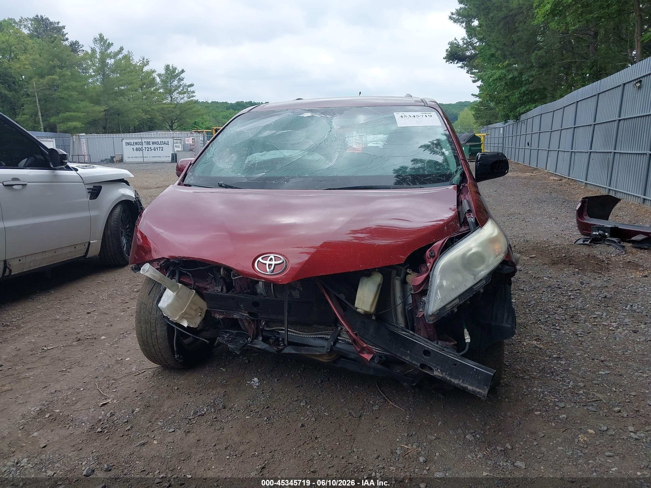2013 Toyota Sienna Le V6 8 Passenger Red vin: 5TDKK3DC4DS336519