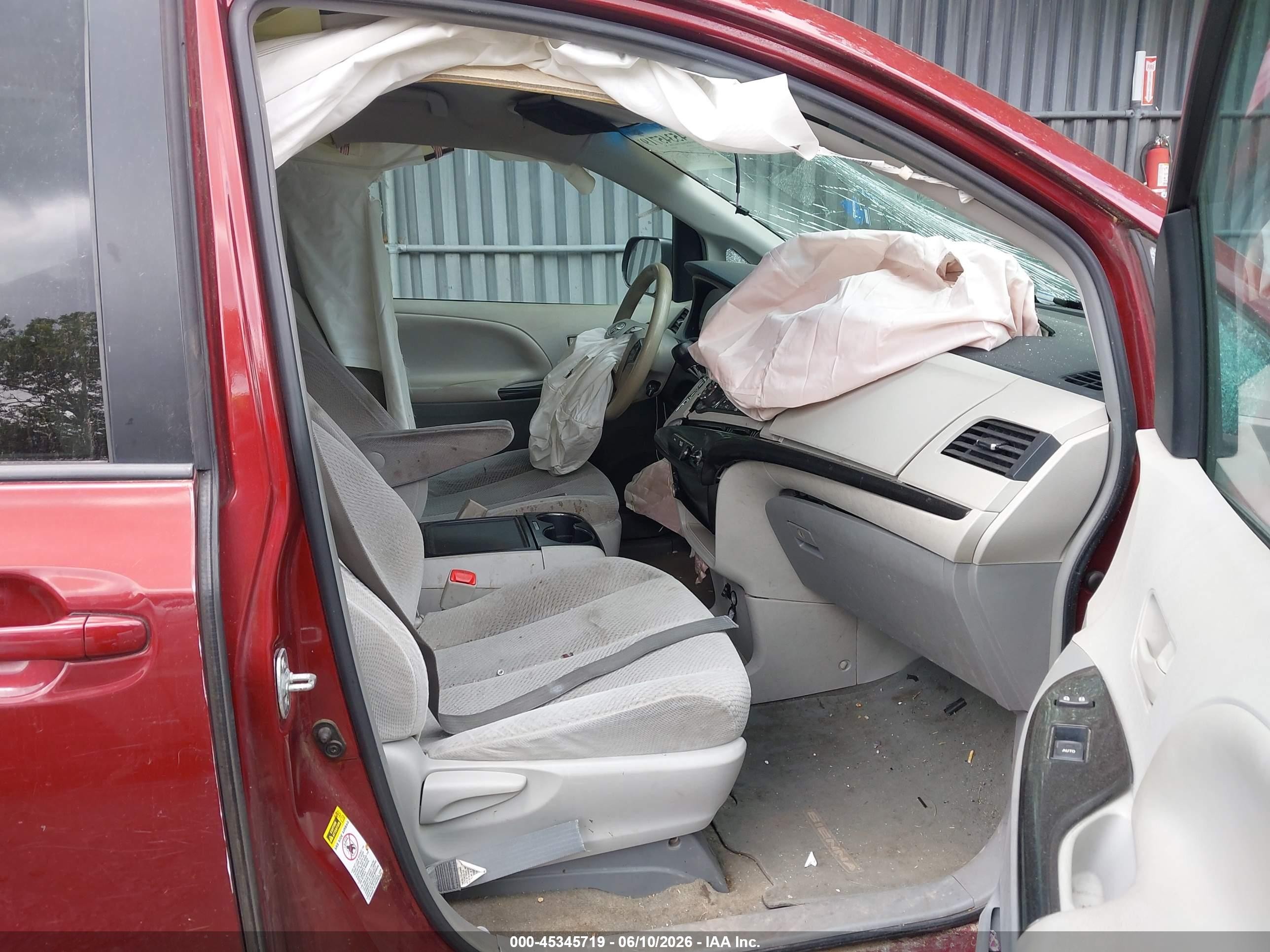 2013 Toyota Sienna Le V6 8 Passenger Red vin: 5TDKK3DC4DS336519