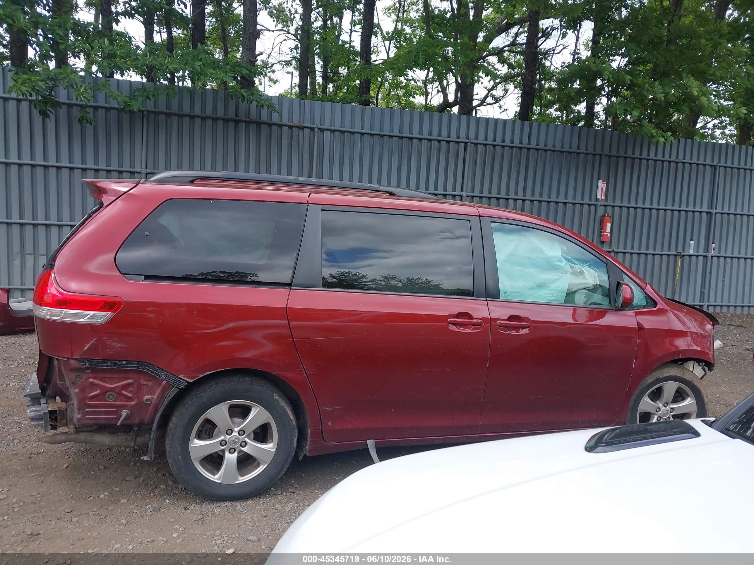 2013 Toyota Sienna Le V6 8 Passenger Red vin: 5TDKK3DC4DS336519