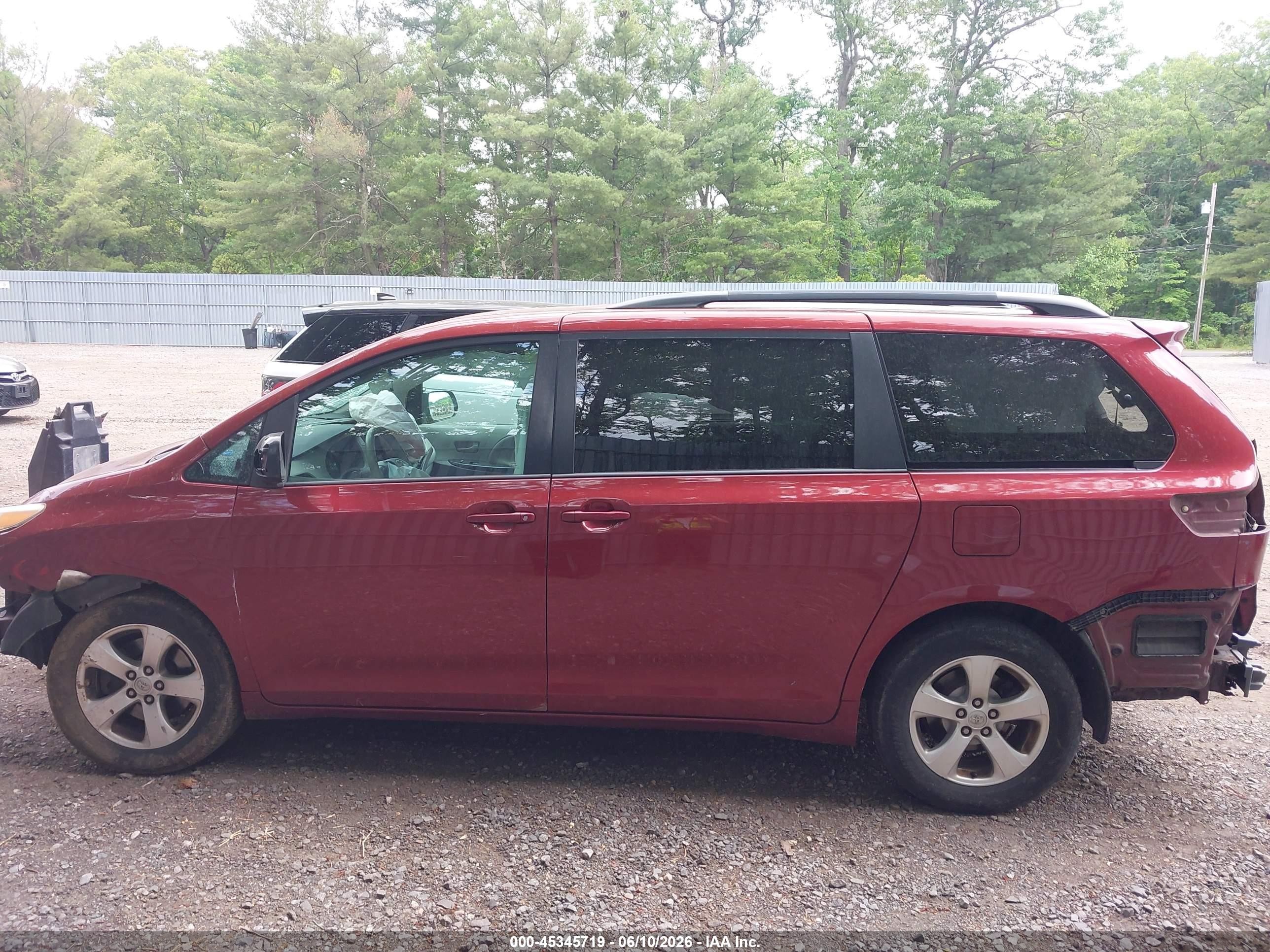 2013 Toyota Sienna Le V6 8 Passenger Red vin: 5TDKK3DC4DS336519