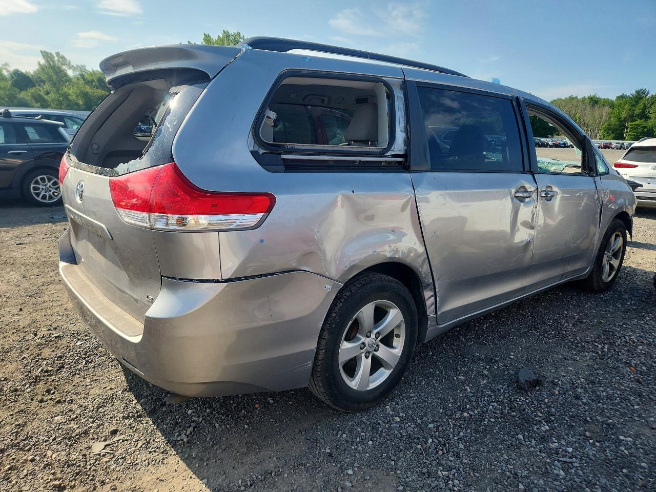 2014 Toyota Sienna Le Silver vin: 5TDKK3DC4ES406649
