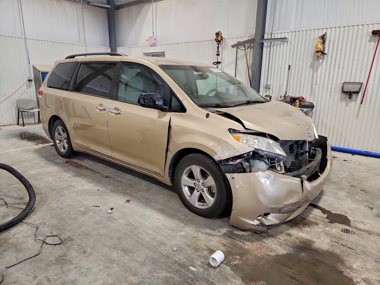 2014 Toyota Sienna Le Желто-коричневый vin: 5TDKK3DC4ES435049